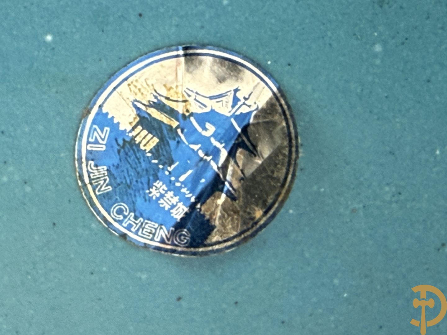 Paar cloisonévazen met bloemen en vogeldecor op zwarte fond - op houten sokkel