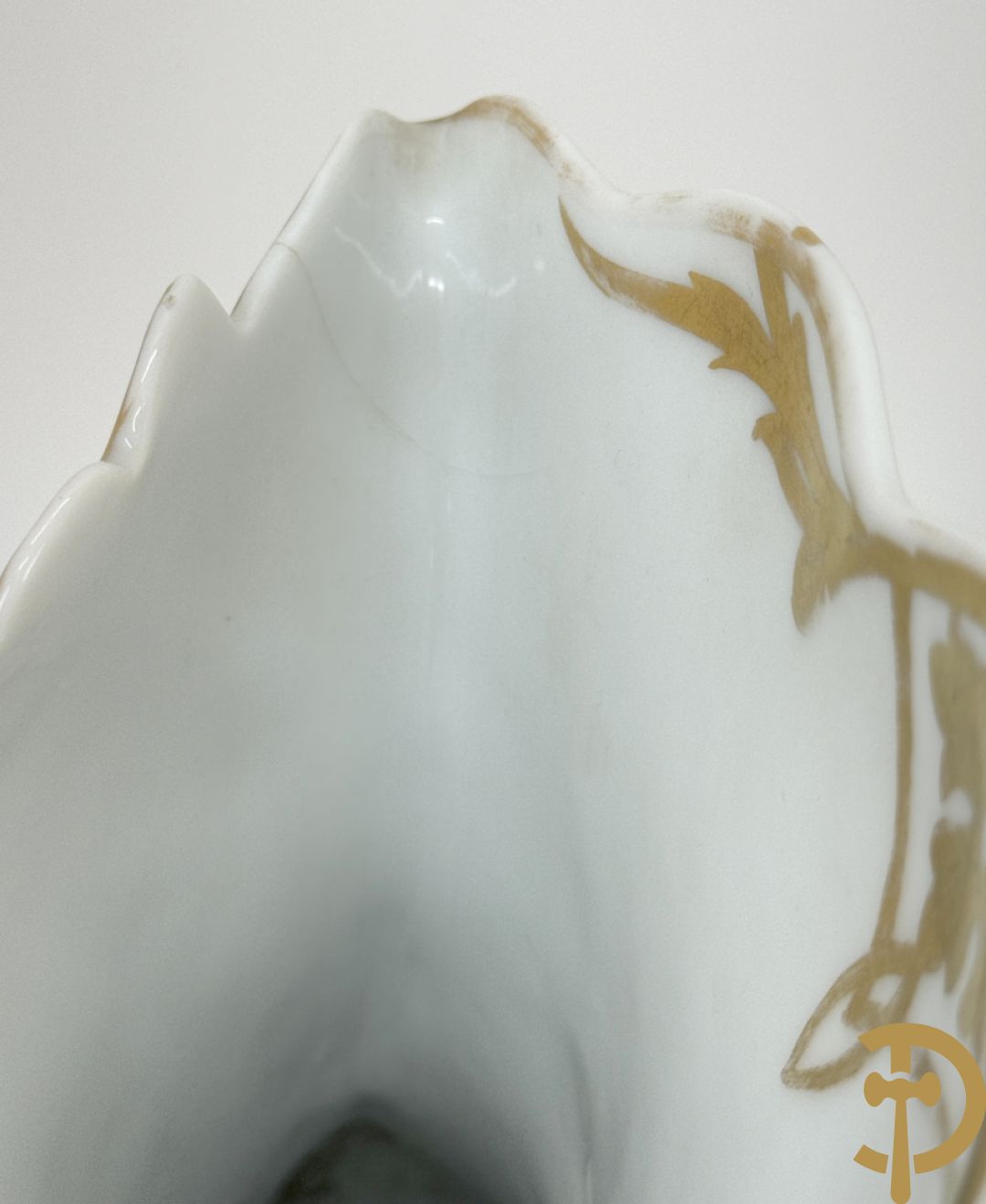 Paar Vieux Bruxelles cornetvazen met religieuse symboliek + grote tas op onderschaal + amfoorvaas