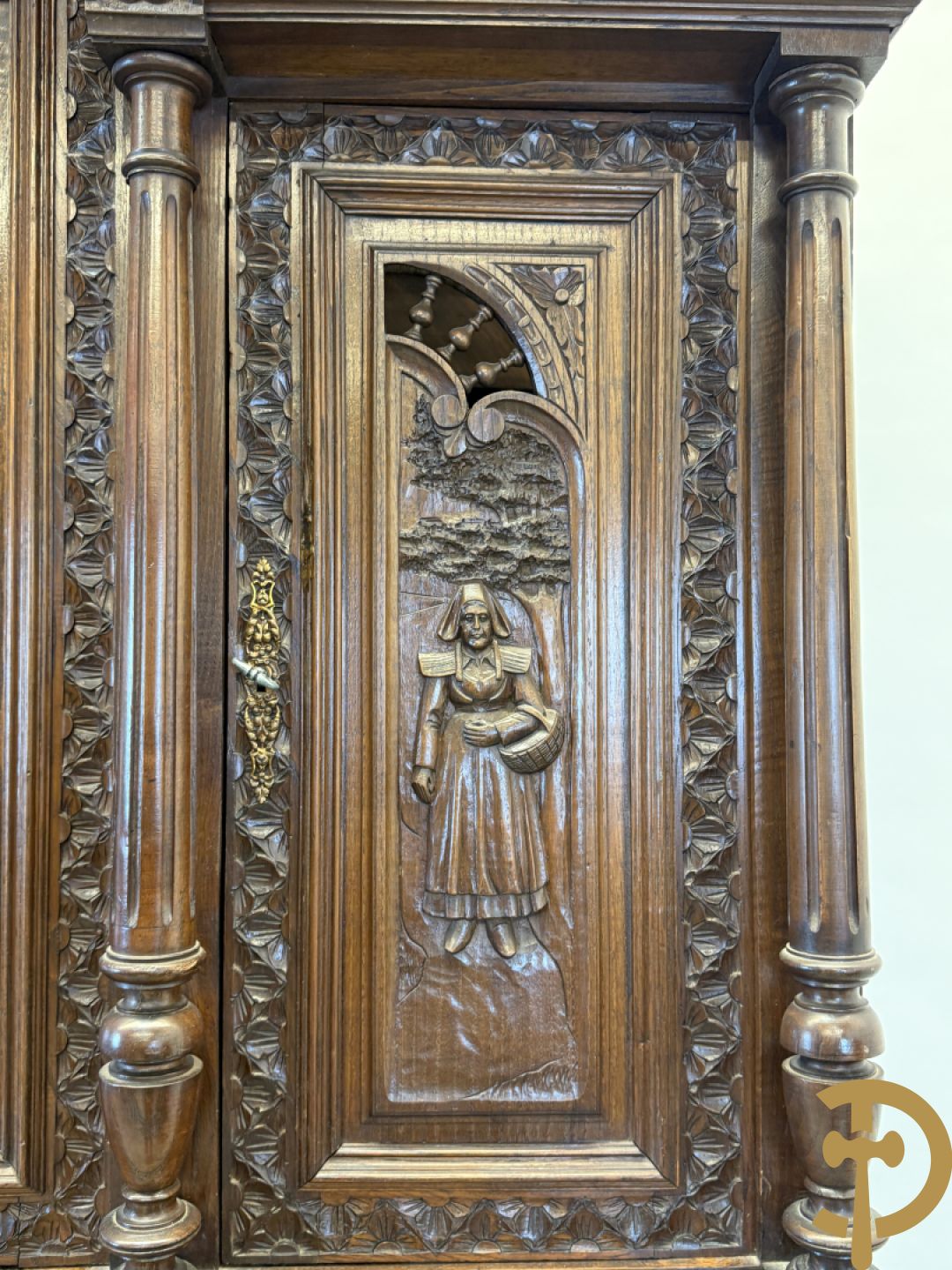 Massief eiken Bretoense eetkamer bestaande uit buffet met 3 deuren boven, 2 deuren onder, lades midden en gesculpteerde geanimeerde scènes + desserte + uittrekbare tafel + 6 stoelen + extra allonge