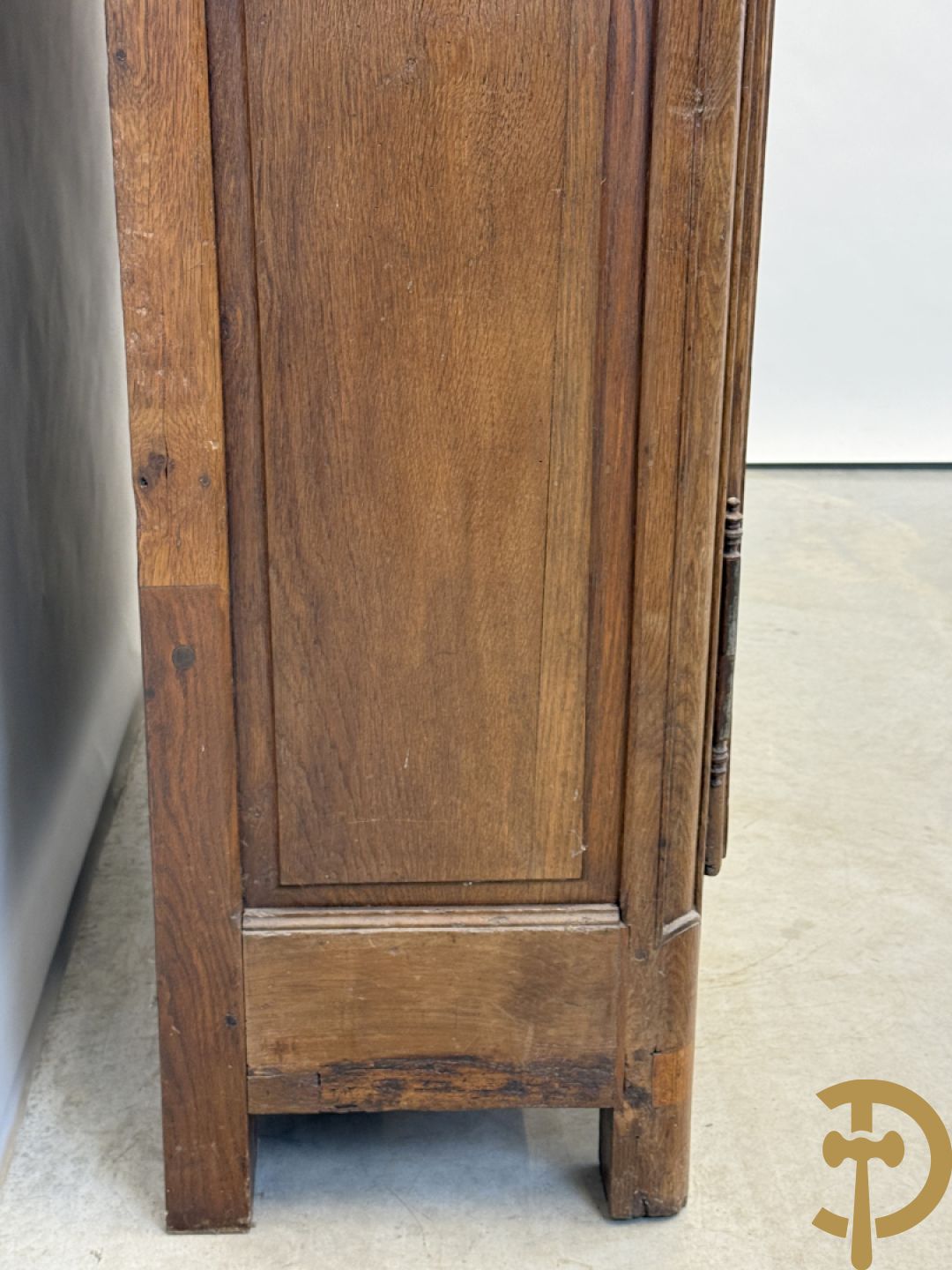 Massief eiken tweedeursdresse met gesculpteerde bloemen en afgestoken panelen in de deuren, Louis XV stijl, 19e