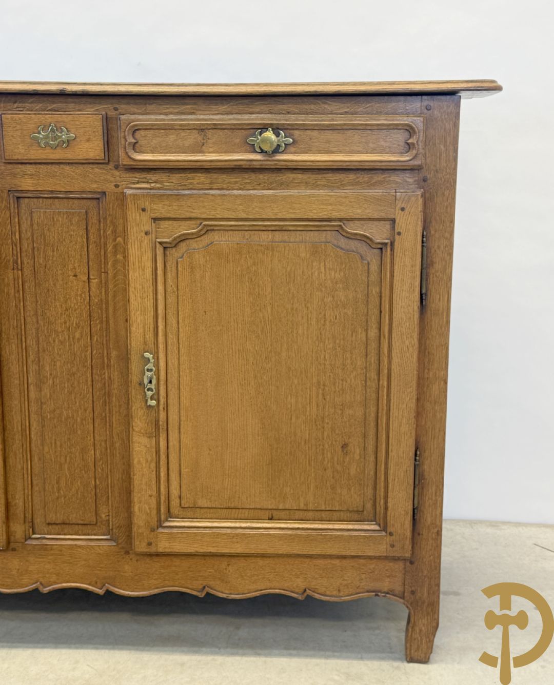 Vlaamse eiken tweedeursdresse met 3 lades en afgestoken panelen