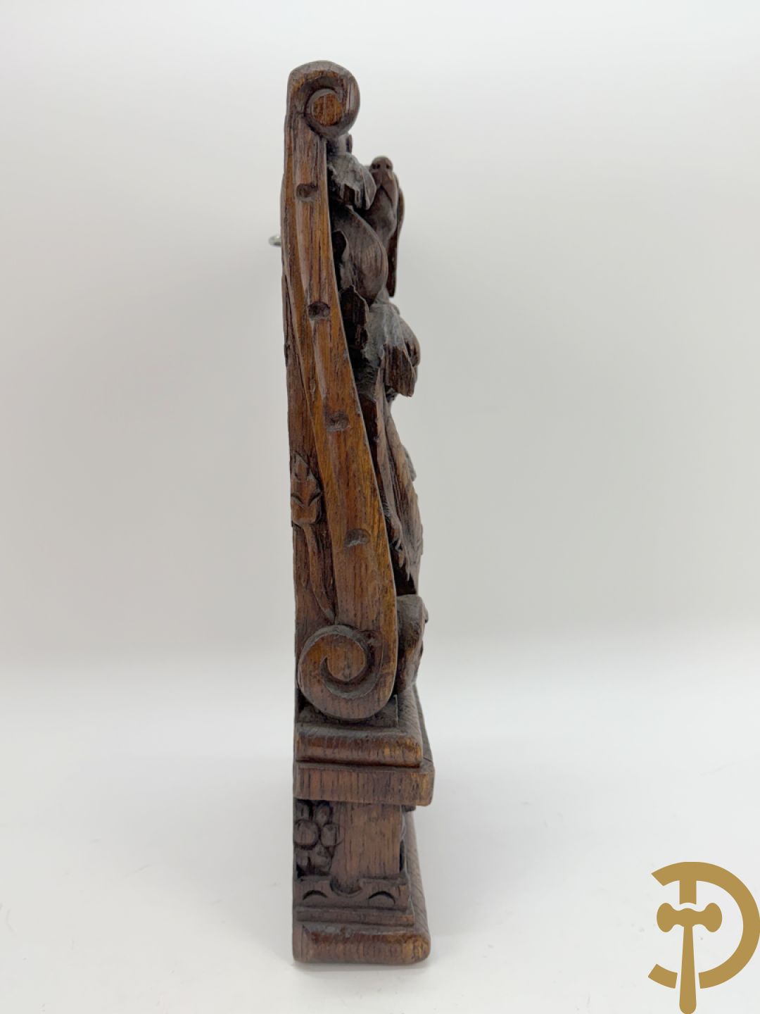 Basrelief met sculptuur van een embleem bezet met hond en harnas + houtsculptuur van heilige Jozef met kind + Madonna