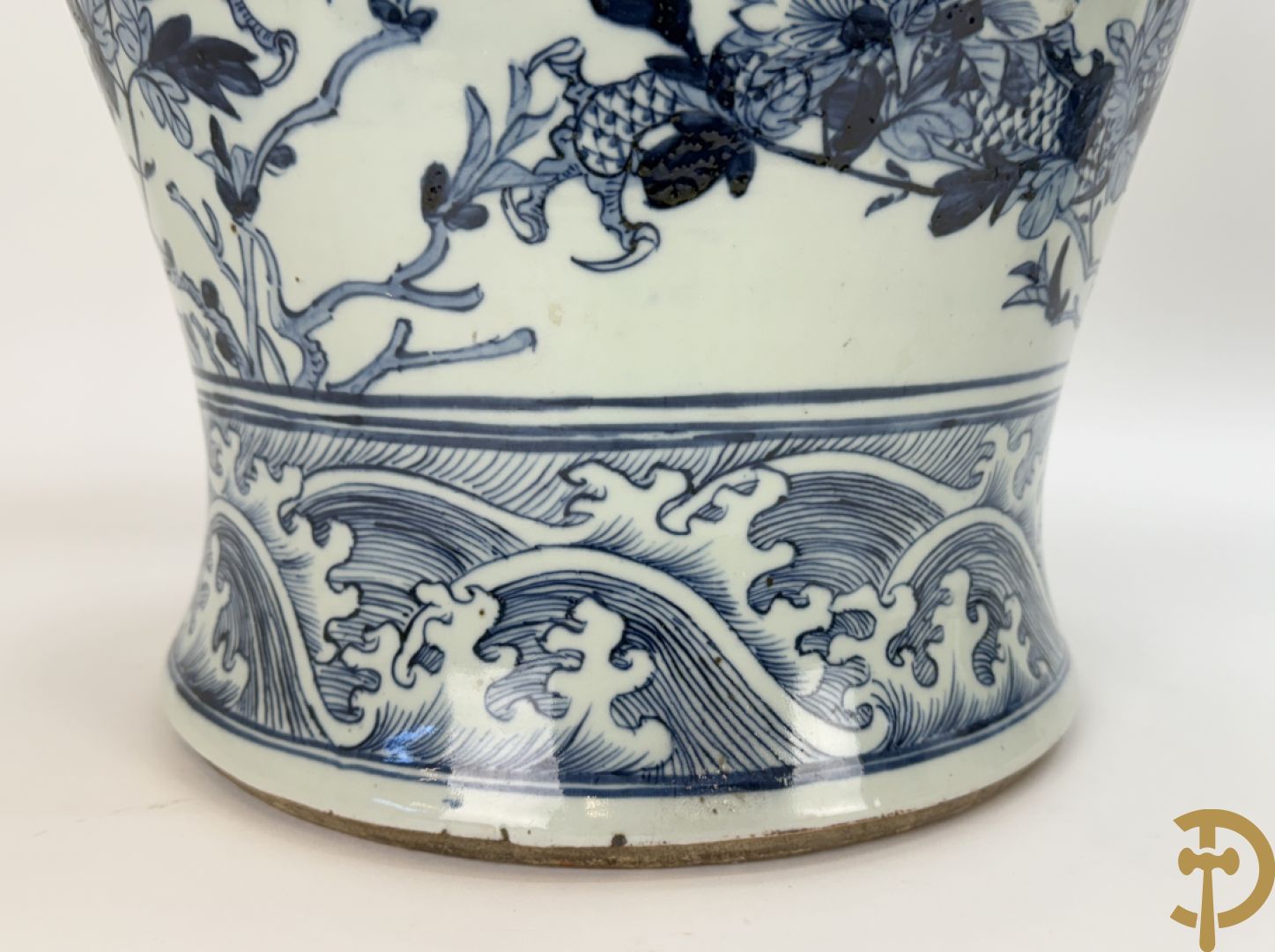 Paar Chinese blauw/witte porseleinen dekselvazen gedecoreerd met draken en bloemenmotieven, als lampadaire omgebouwd