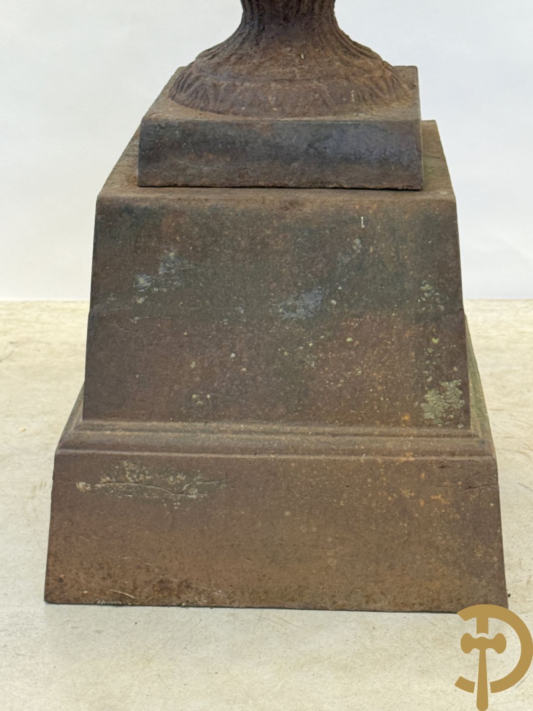 Kelkvormige amfoorvaas op gietijzeren sokkel