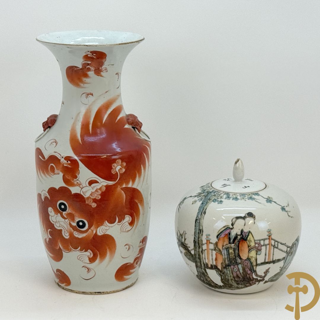 Chinese porseleinen vaas met decor van fo honden + Dekselpotiche in Chinees porselein met geanimeerd decor van dames in landschap