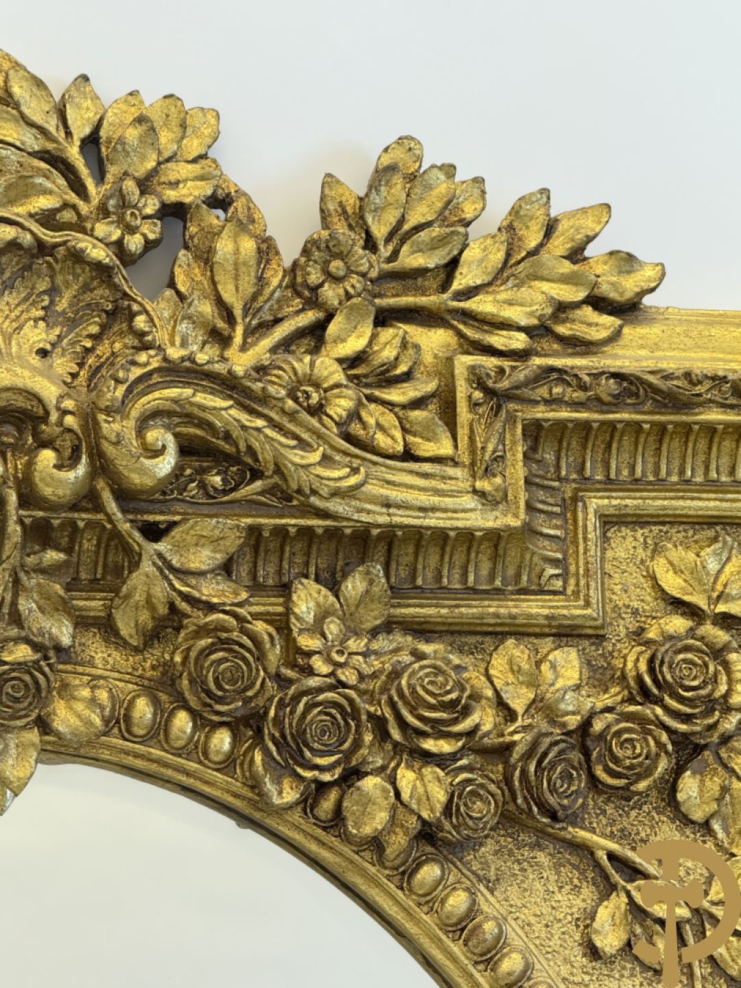 Vergulde lijst met bloemenguirlandes en accanthusranken, binnenin met ovale geslepen spiegel