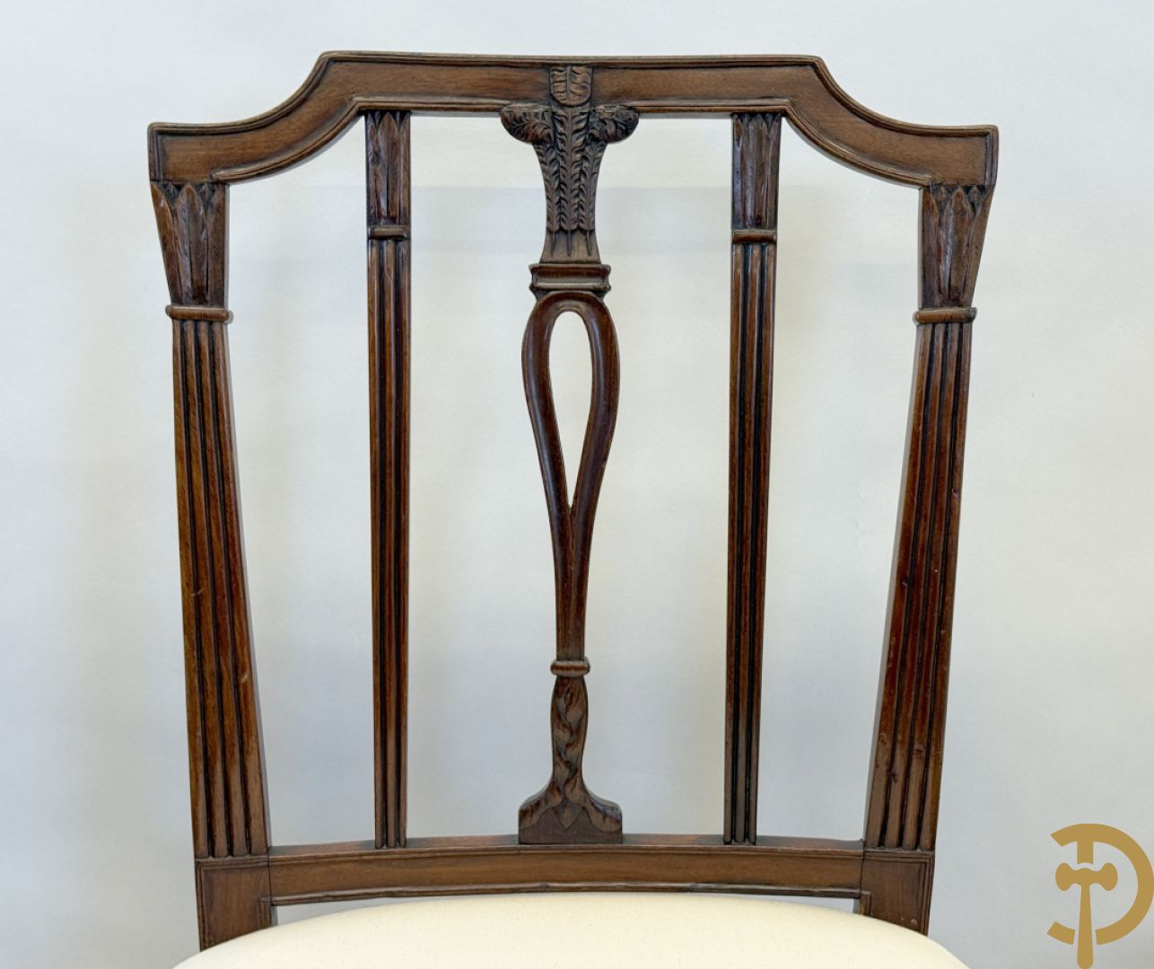 Acht mahoniehouten stoelen met sierlijke motieven in de rug, Georgian Engelse stijl