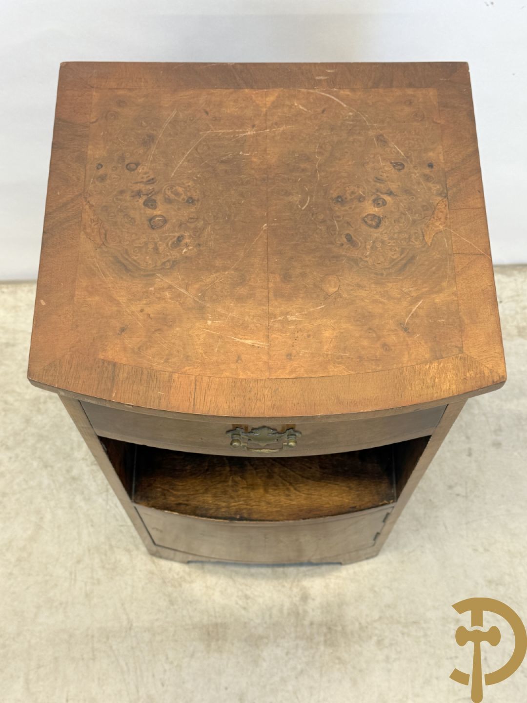 2 Engelse wortelnotehouten nachttafels met koperen trekkers