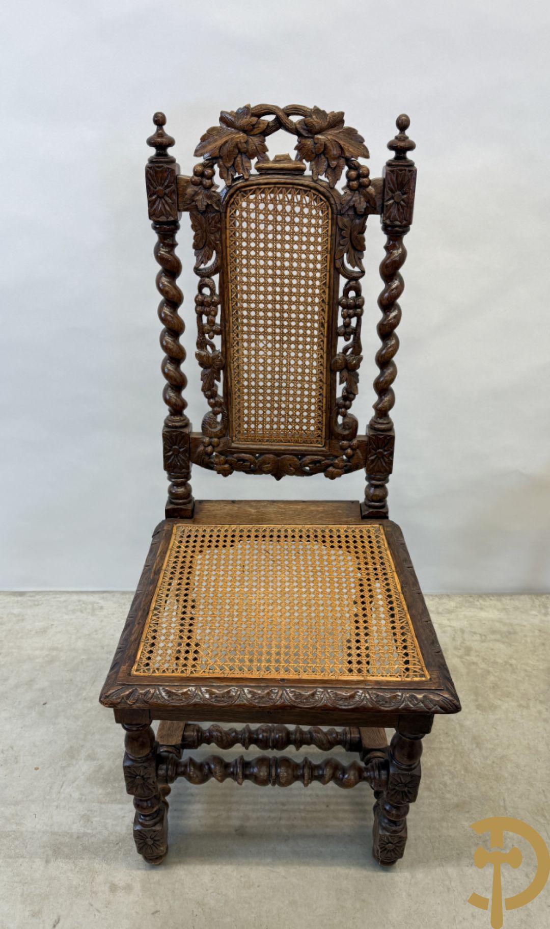 Eiken ovale jachttafel met 4 verschillende dieren + zes stoelen met canage op getorste poten (verschillende modellen)