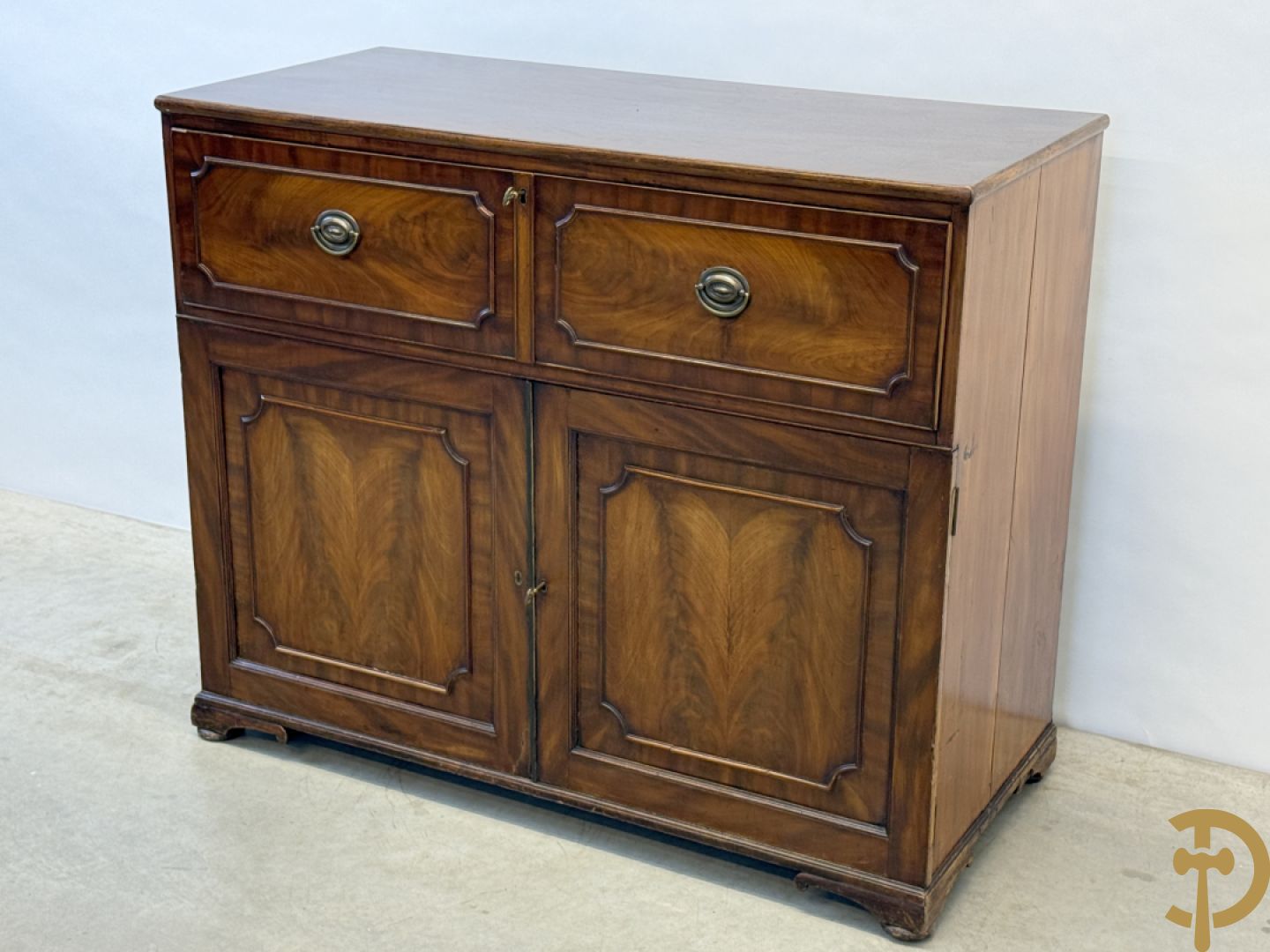 Engelse mahoniehouten tweedeursdresse met ingebouwde secretaire bovenaan