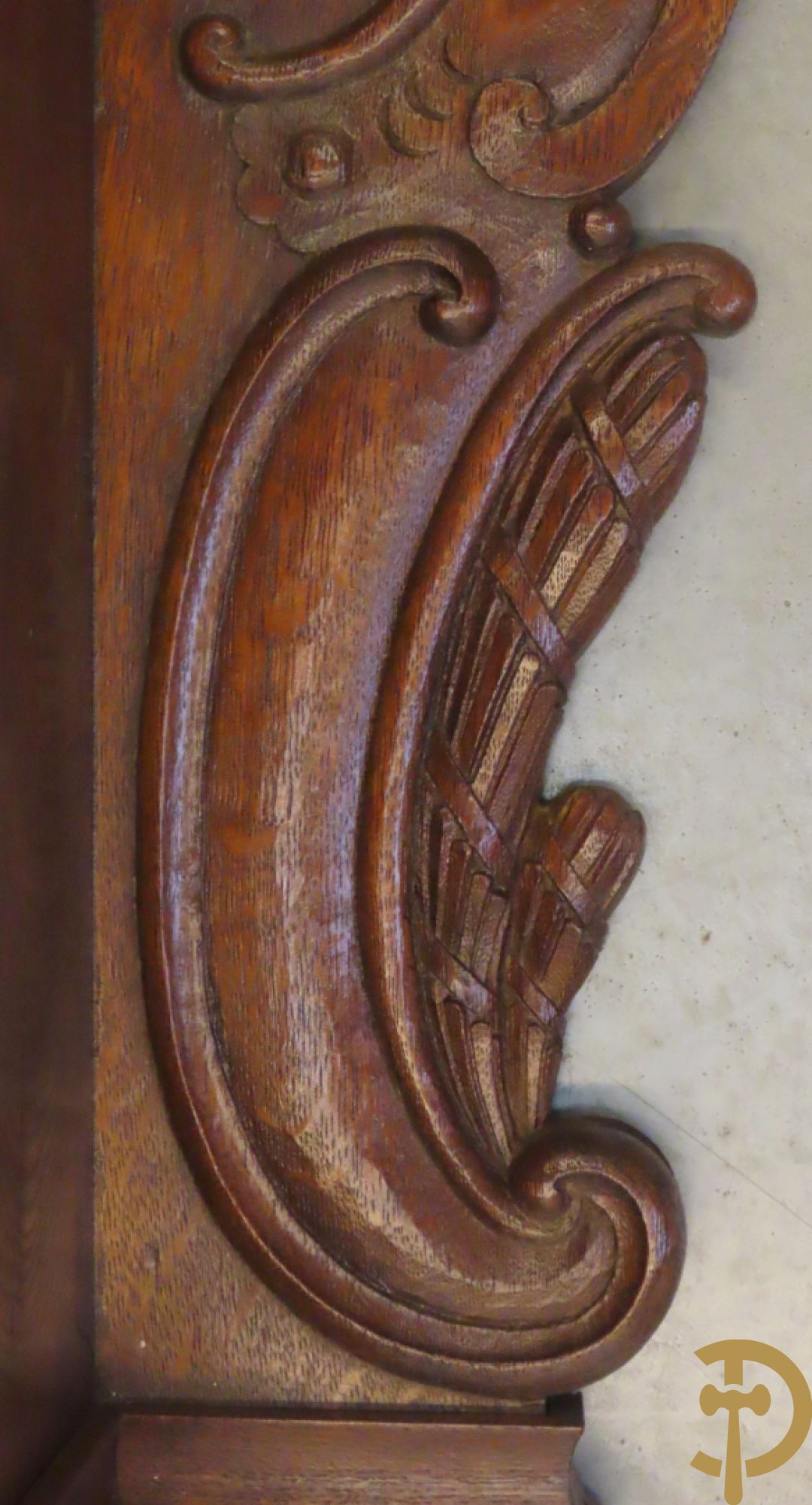 Massief eiken hangtabernakel + religieus brocaat