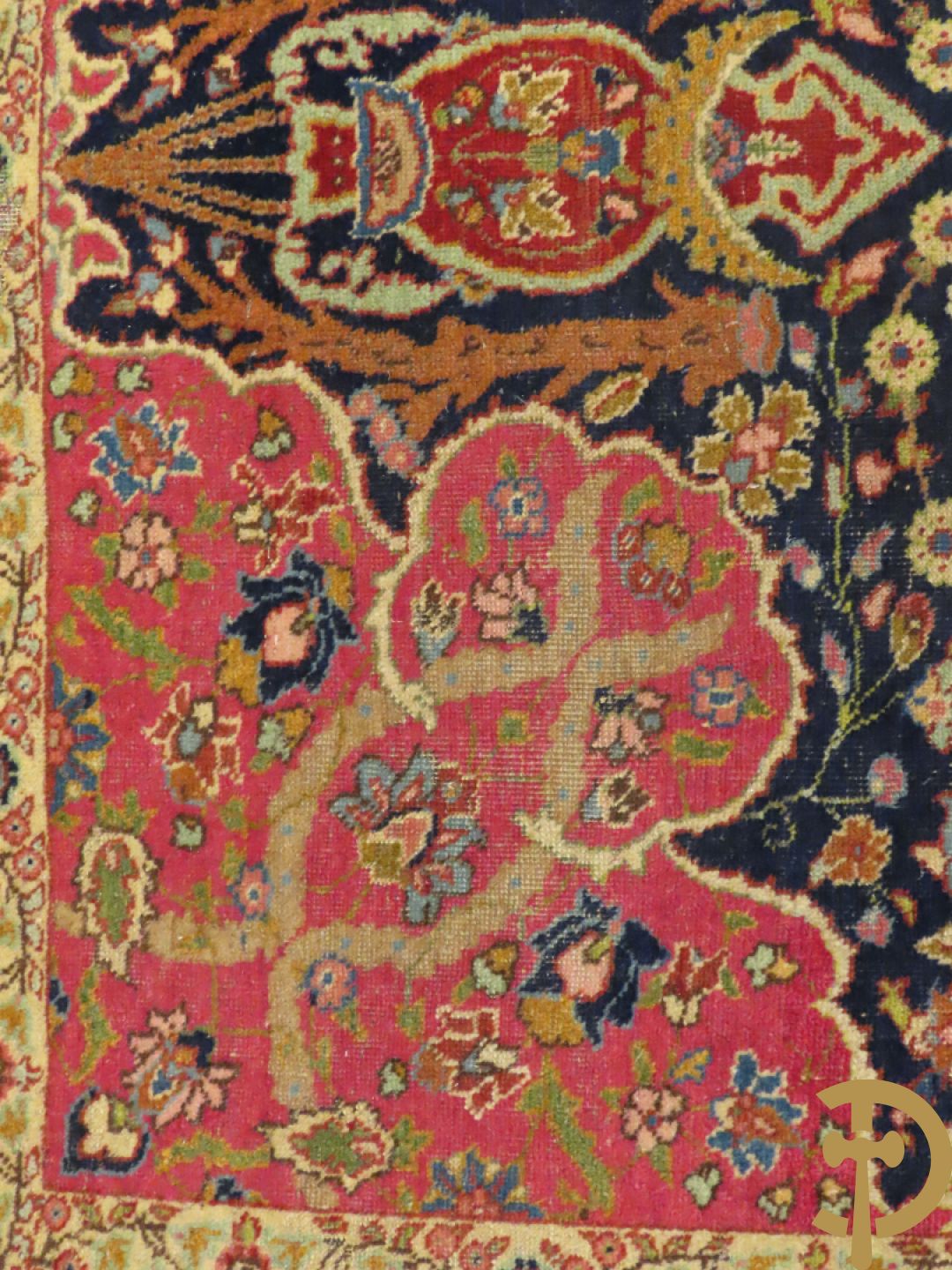 Antiek Oosters handgeknoopt tapijt Tabriz met amfoor en bloementafereel