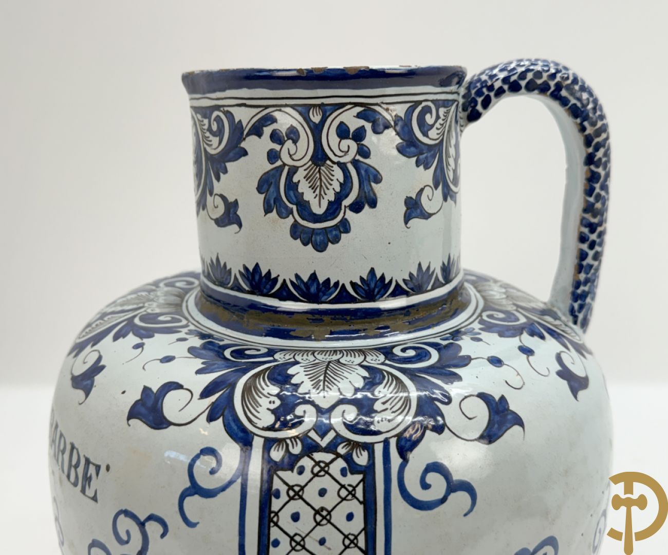 Schenkkan in Delftse faience, Sirop de rubarbe
