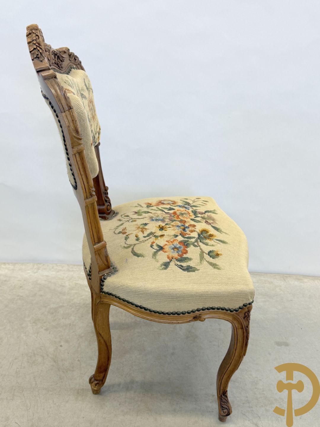 Paar armzetels bezet met petit points + 2 bijhorende stoelen