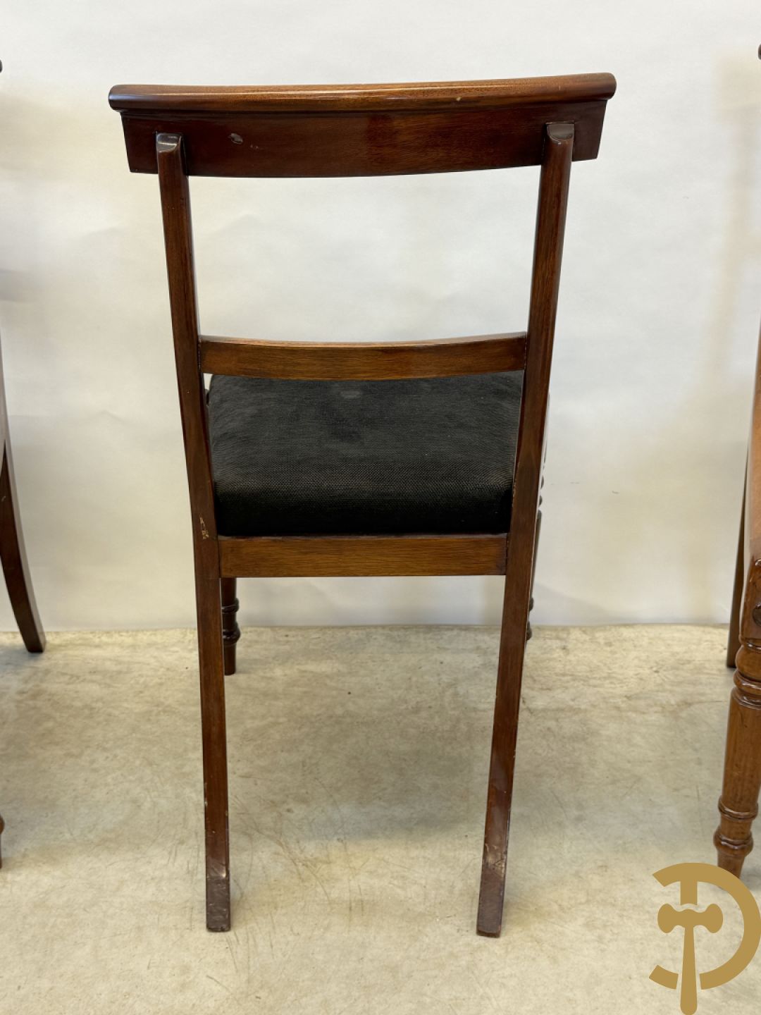 Set van 8 notelaren gondelvormige stoelen