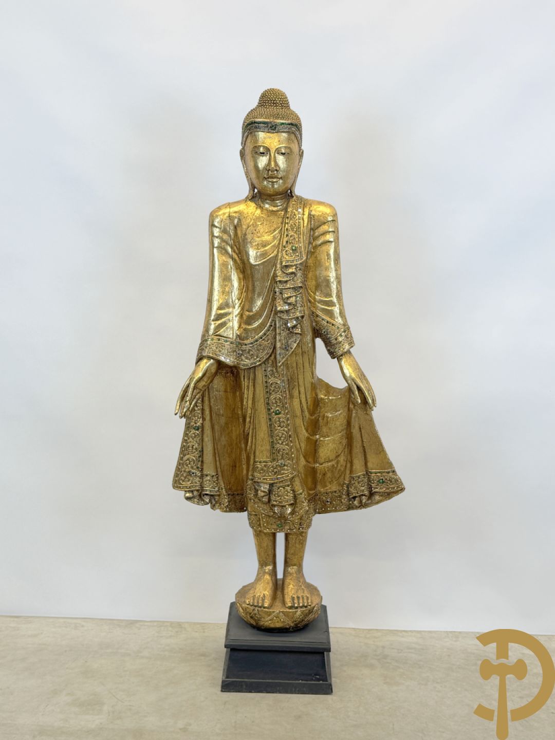 Vergulde houtgesculpteerde staande boedha bezet met spiegeltjes, op sokkel