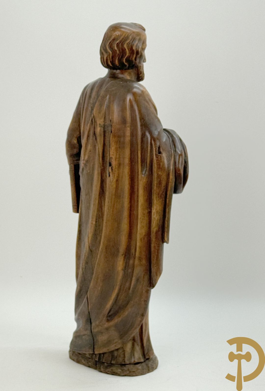 Houtsculptuur van evangelist met boek in de hand