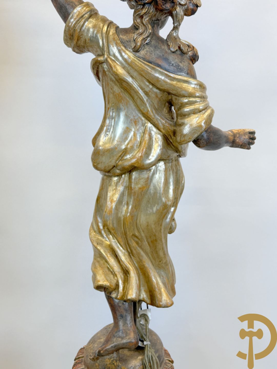 Paar gepolychromeerde dames op sokkel, bekroond met achtarmige kandelaar met lichtpunten en bellen, Italiaans, jaren 