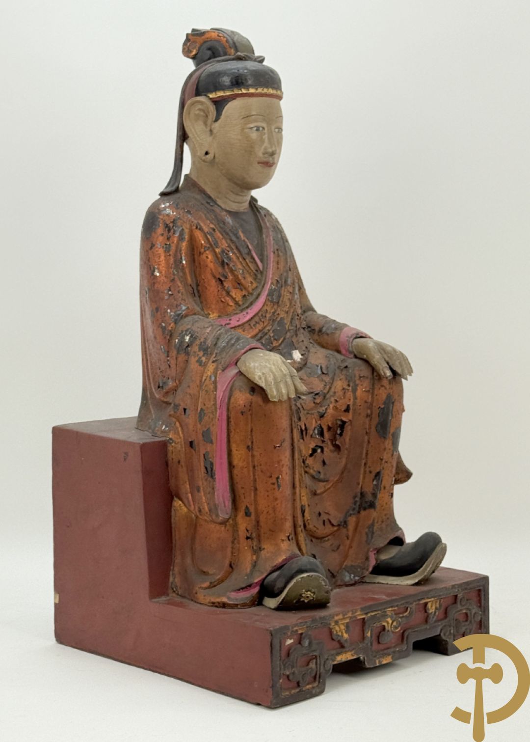 Houtgesculpteerd en gepolychromeerd zittend boedhistisch figuur