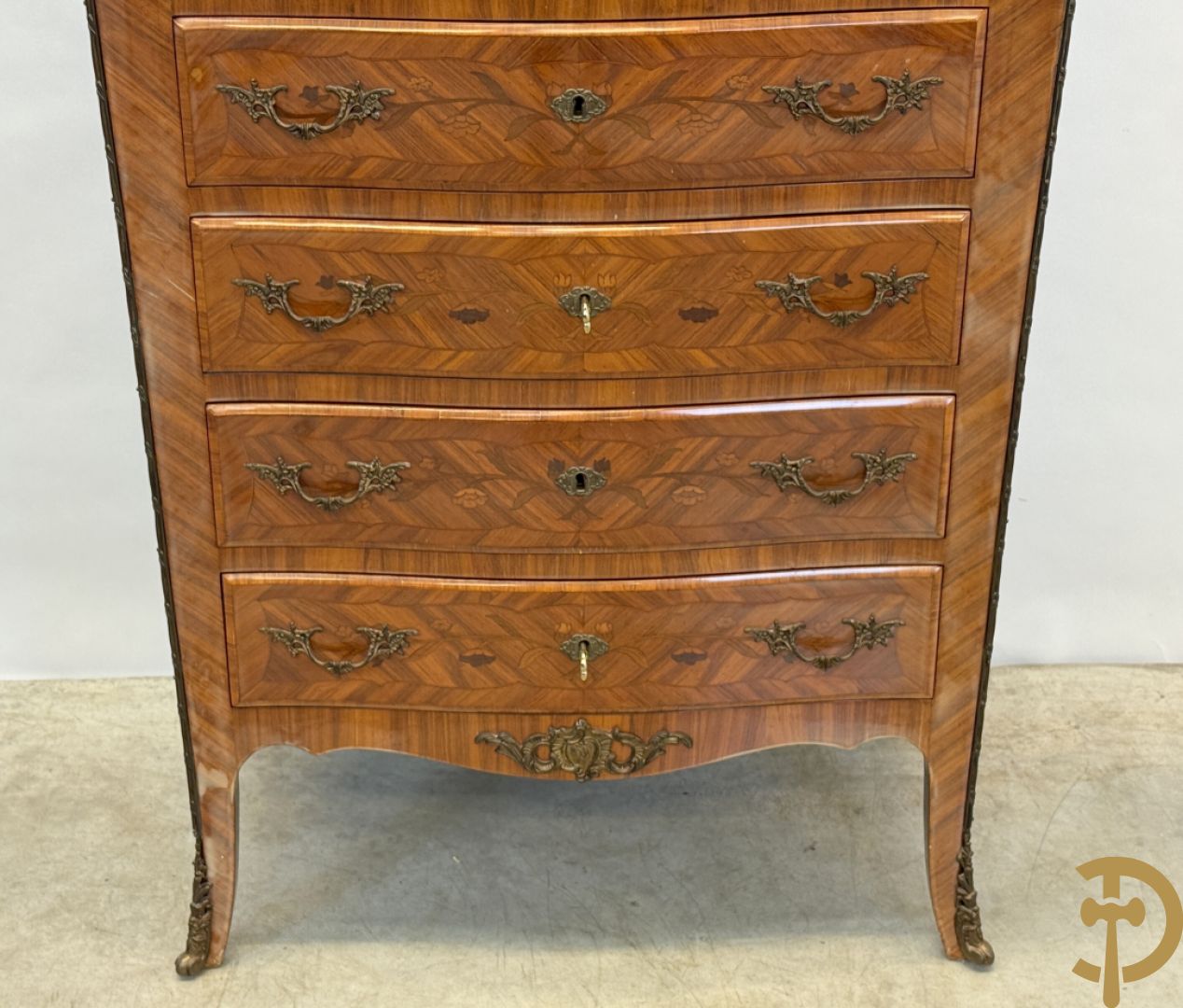 Notelaren zevenladenkast met bloemenmarquetterie en bronzen ornamenten, bovenaan met marmeren blad