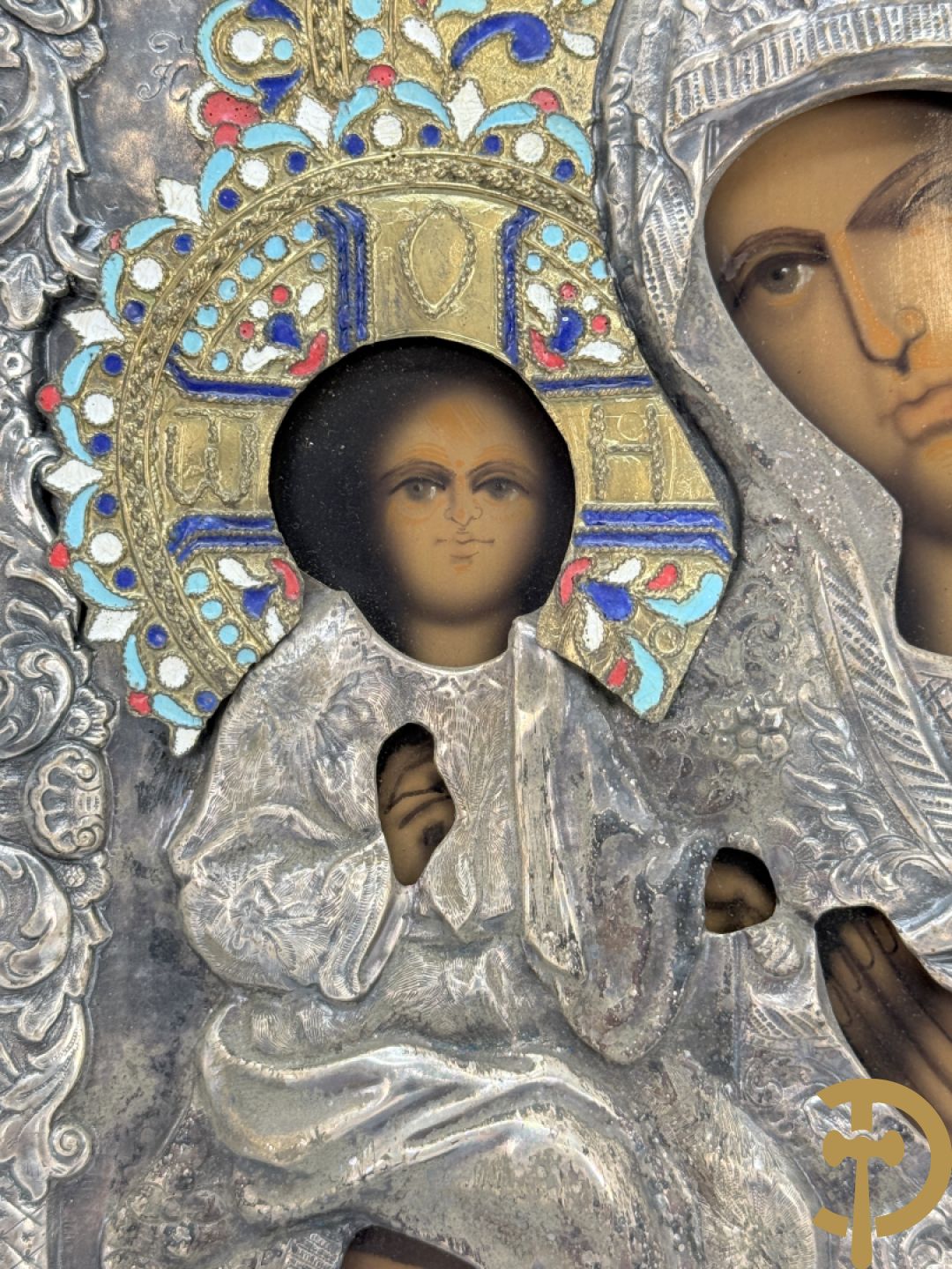 Ikoon met voorstelling van Madonna met kind en verzilverde rizza bezet met email