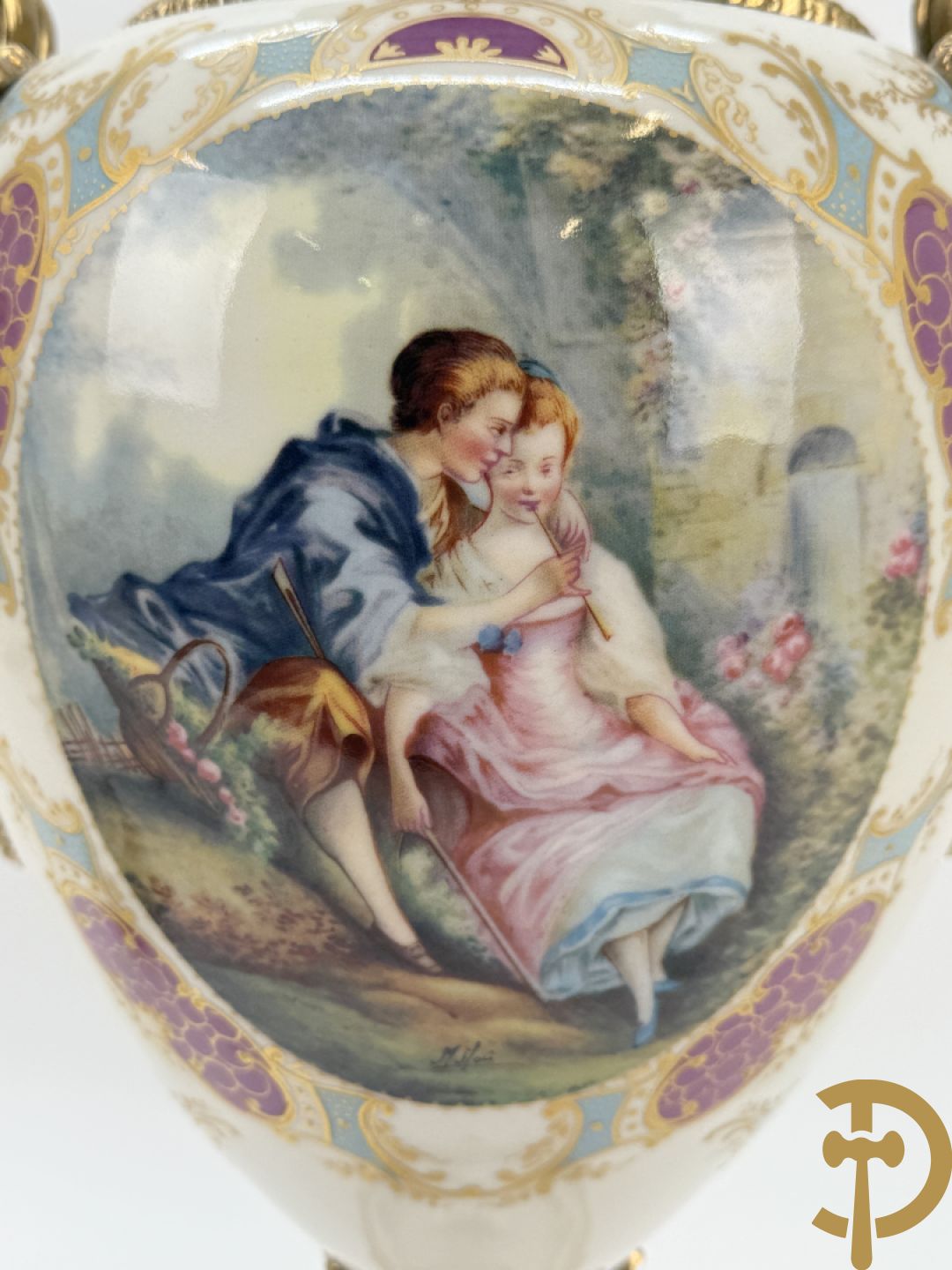 Paar porseleinen Sèvres stijl dekselpotiches met dubbel bedrukt romantisch decor en bezet met bronzen ornamenten