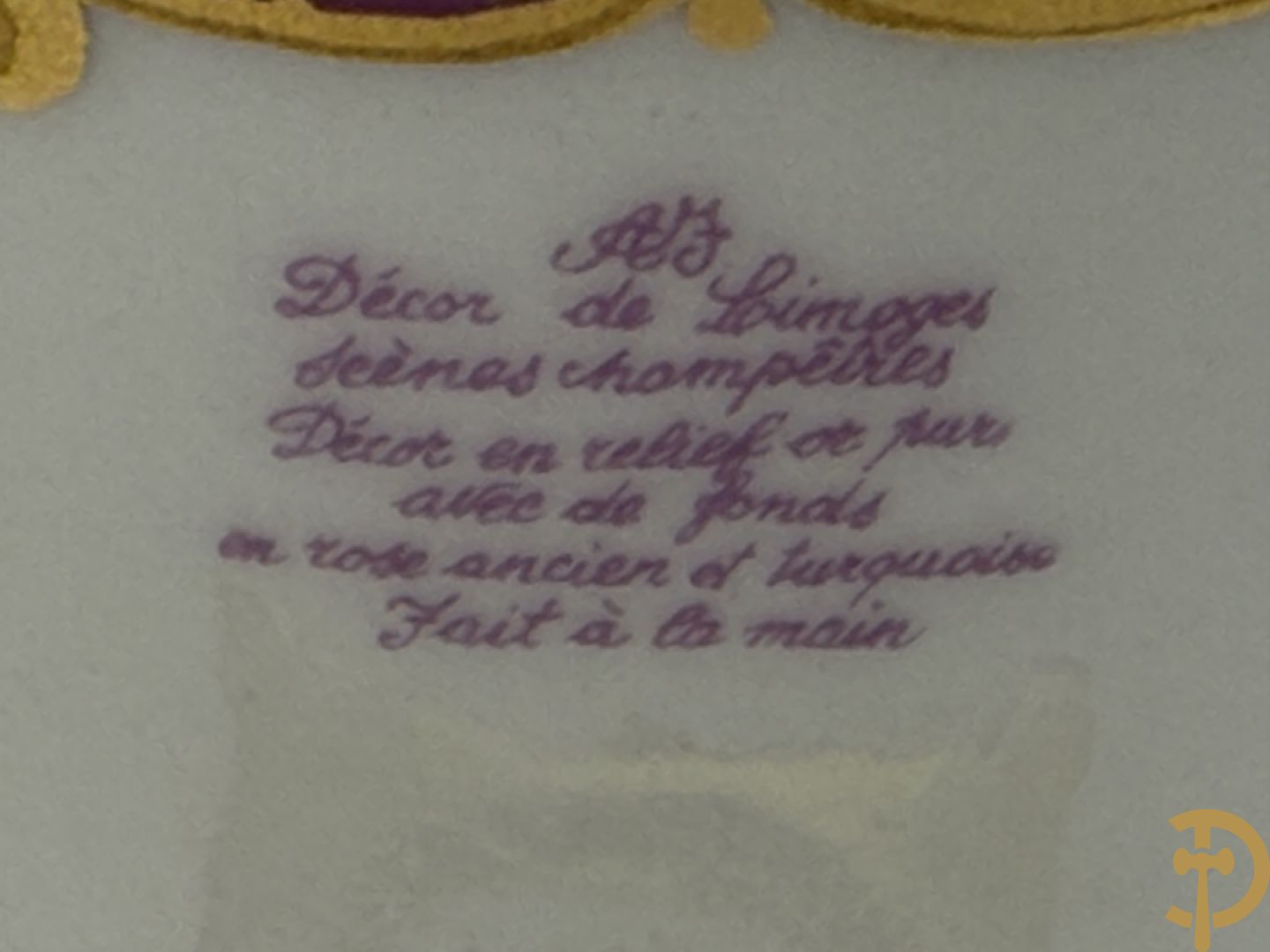Paar porseleinen Sèvres stijl dekselpotiches met dubbel bedrukt romantisch decor en bezet met bronzen ornamenten