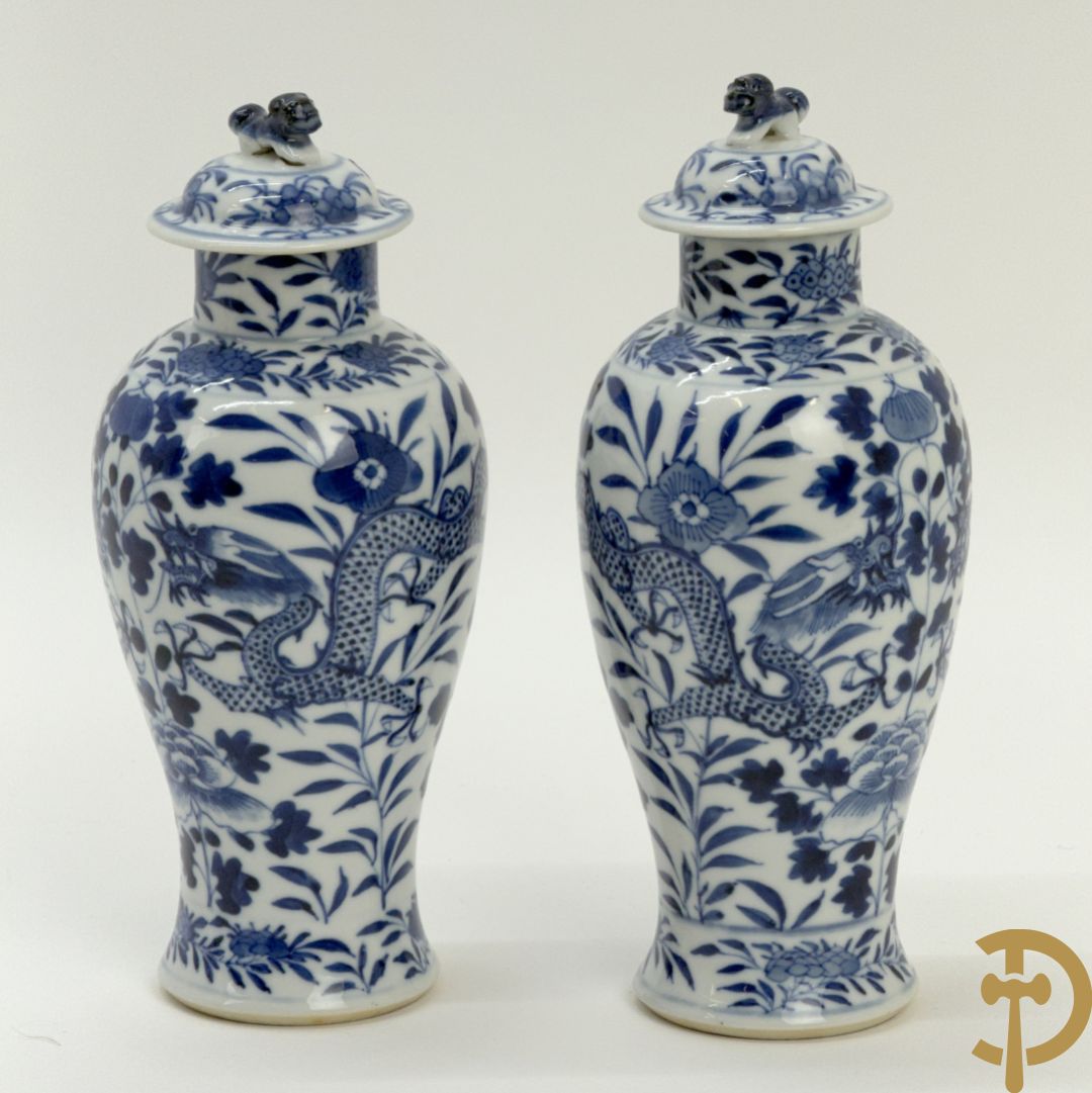 Paar Chinese porseleinen blauw/wit dekselvaasjes met drakendecor, onderaan gemerkt