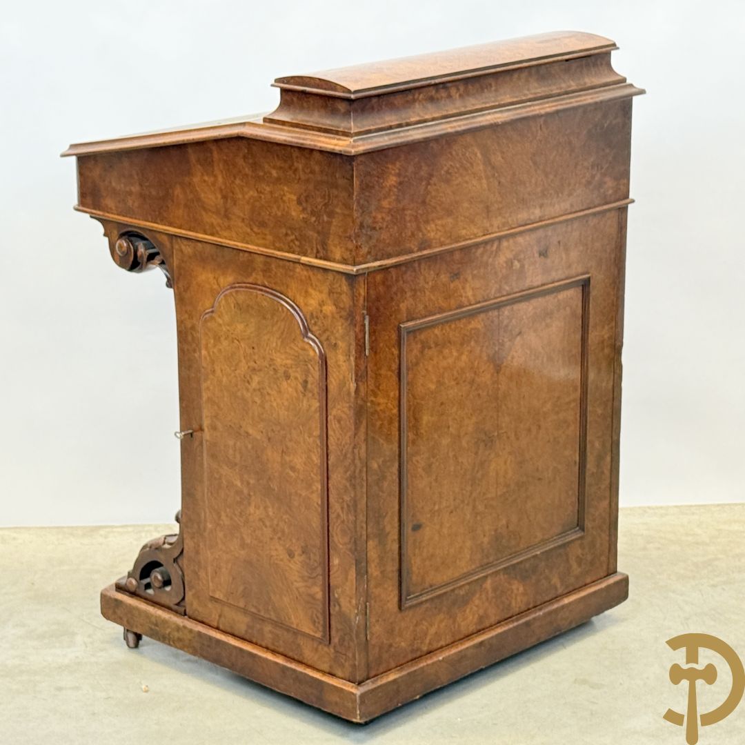 Wortelnotehouten Engels Davenportbureel met klep - zijdelings met deur en 4 ingebouwde lades