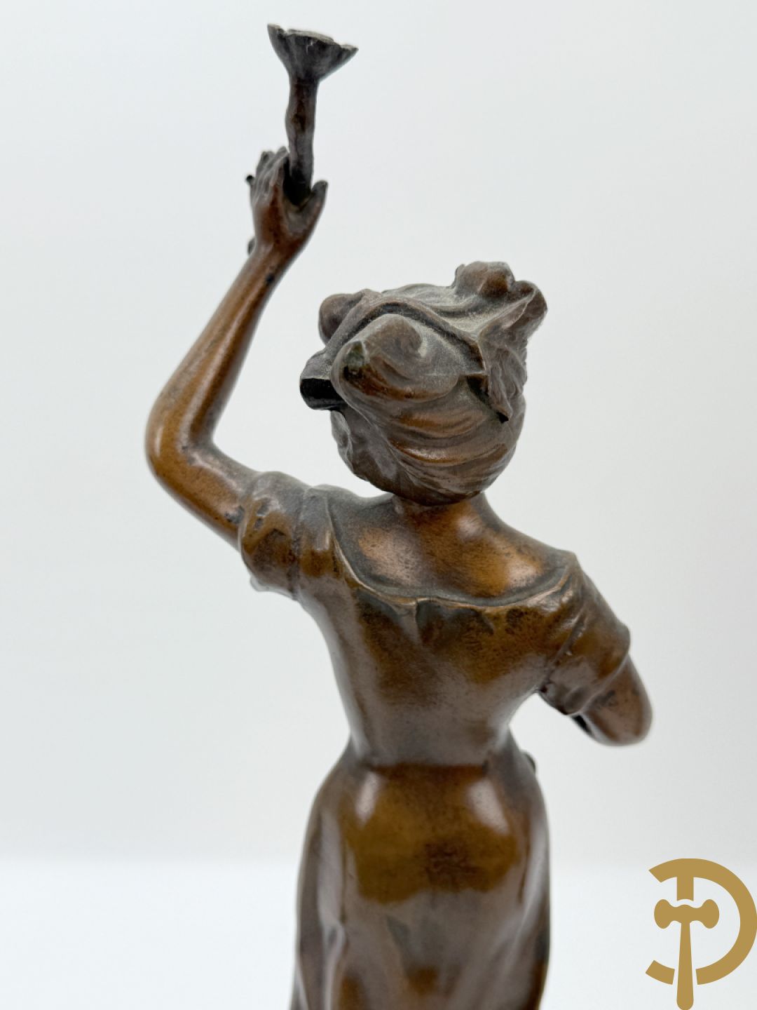 Driedelige zamak garnituur met dame Pavot met bloemen op uurwerk, Rucho getekend, geflankeerd door paar kandelaars