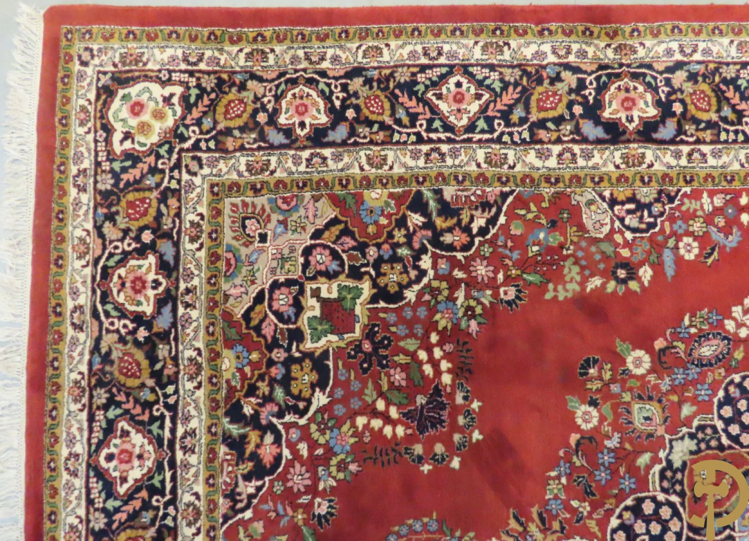 Oosters handgeknoopt tapijt met centraal medaillon en bloemenmotieven op rode fond, Tabriz