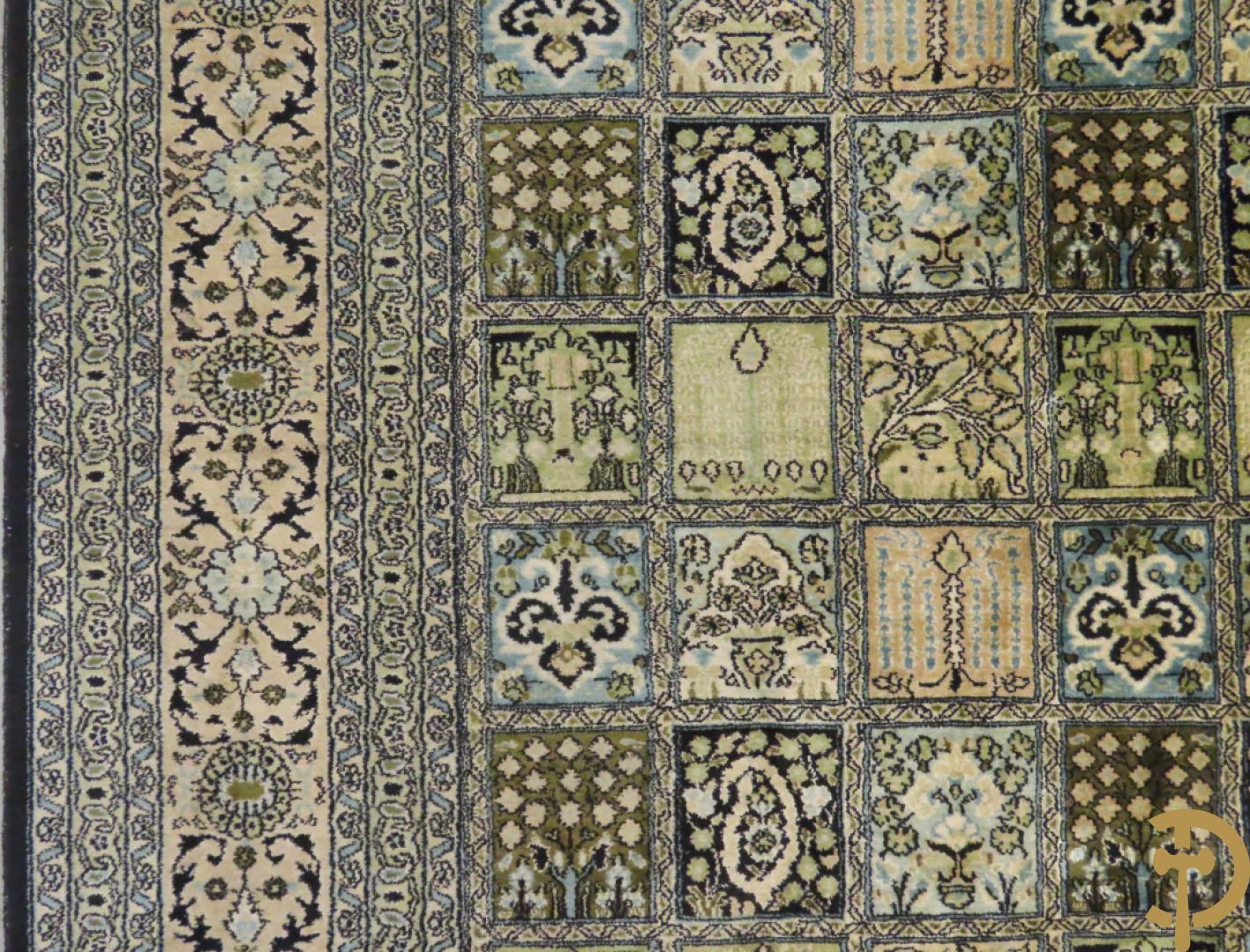 Oosters handgeknoopt tapijt zijde op katoen met patronen