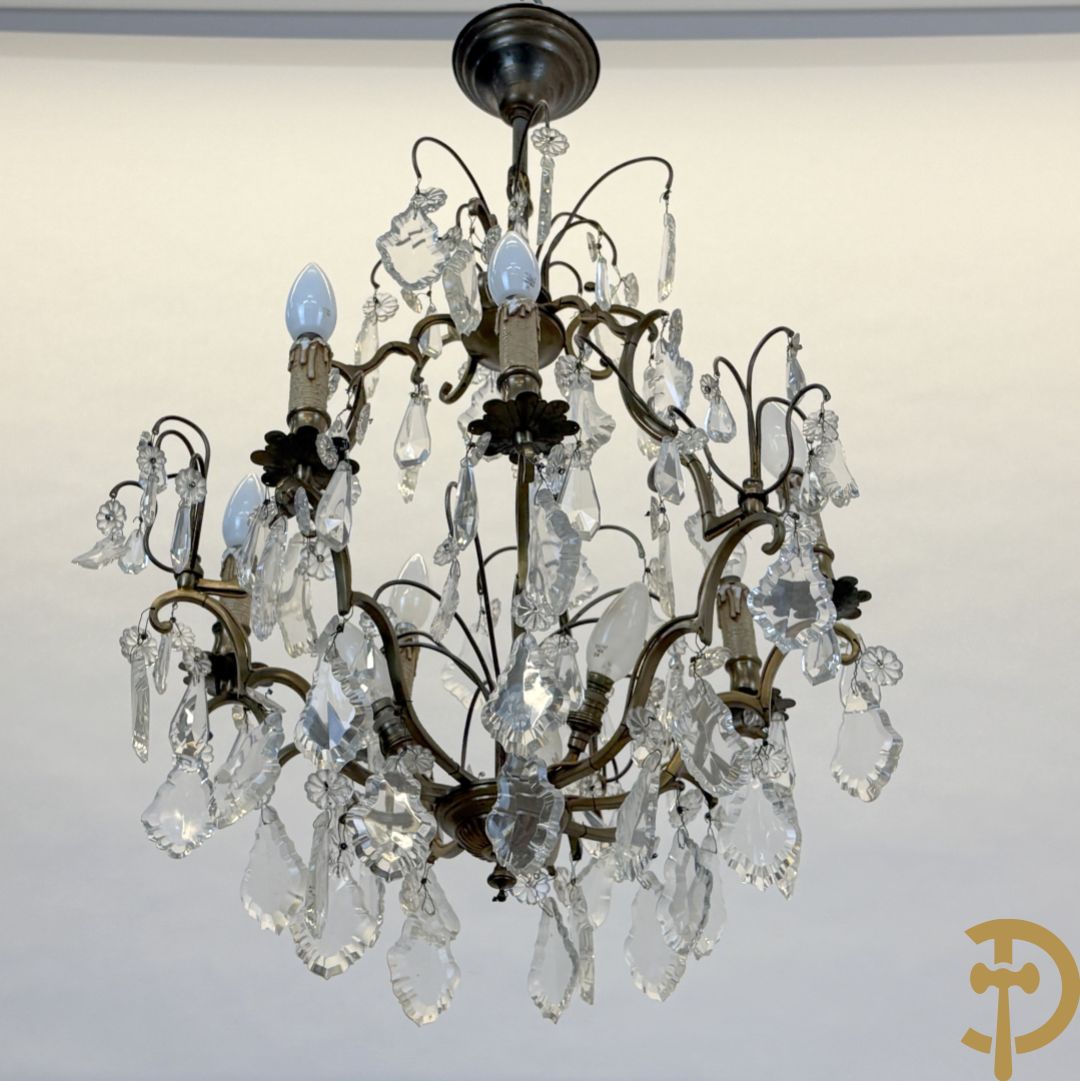 Franse koperen luchter met zes lichtpunten en kristallen bellen