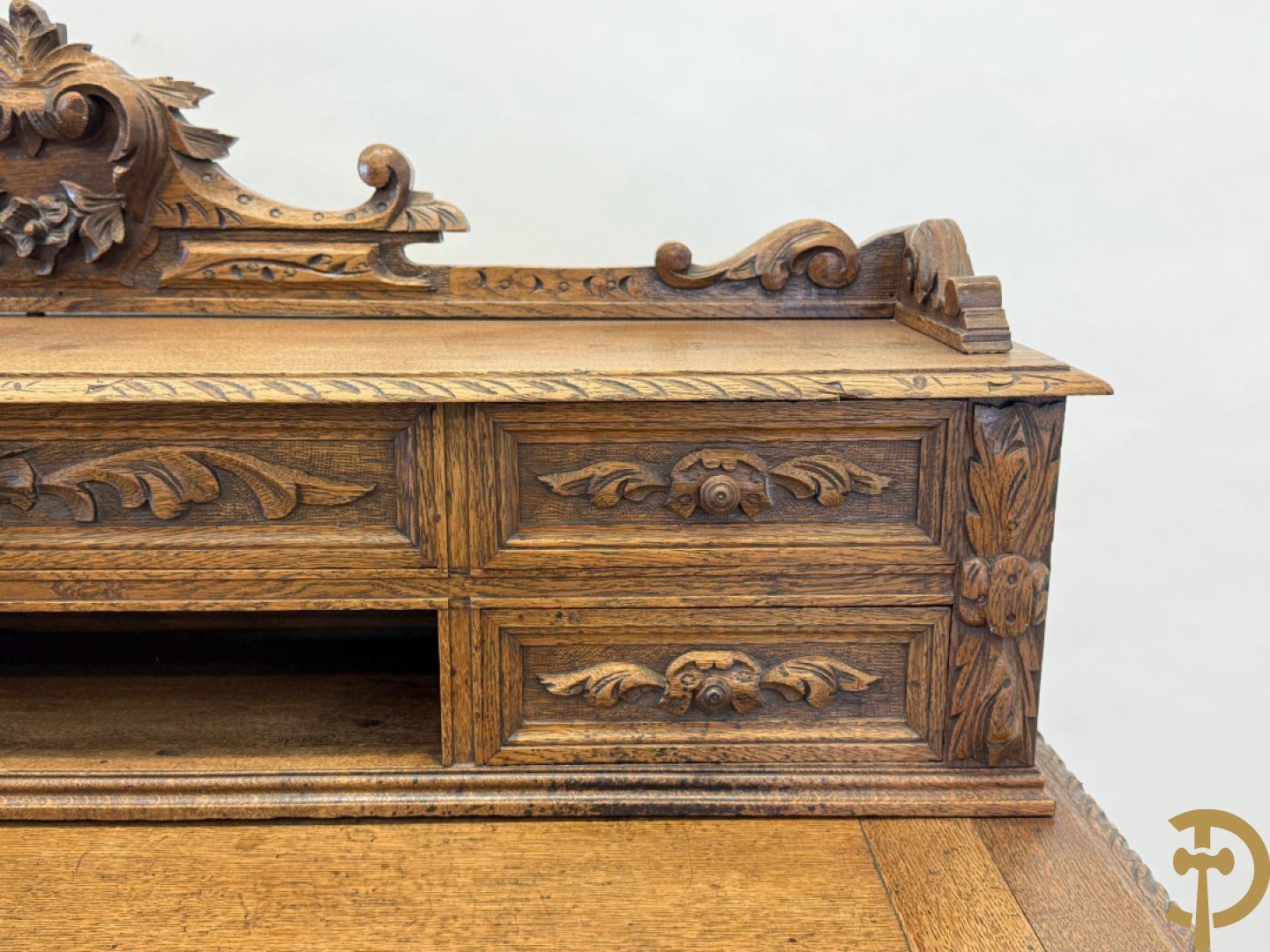 Massief eiken Frans bureel met lades op getorste poten met opstand, 19e