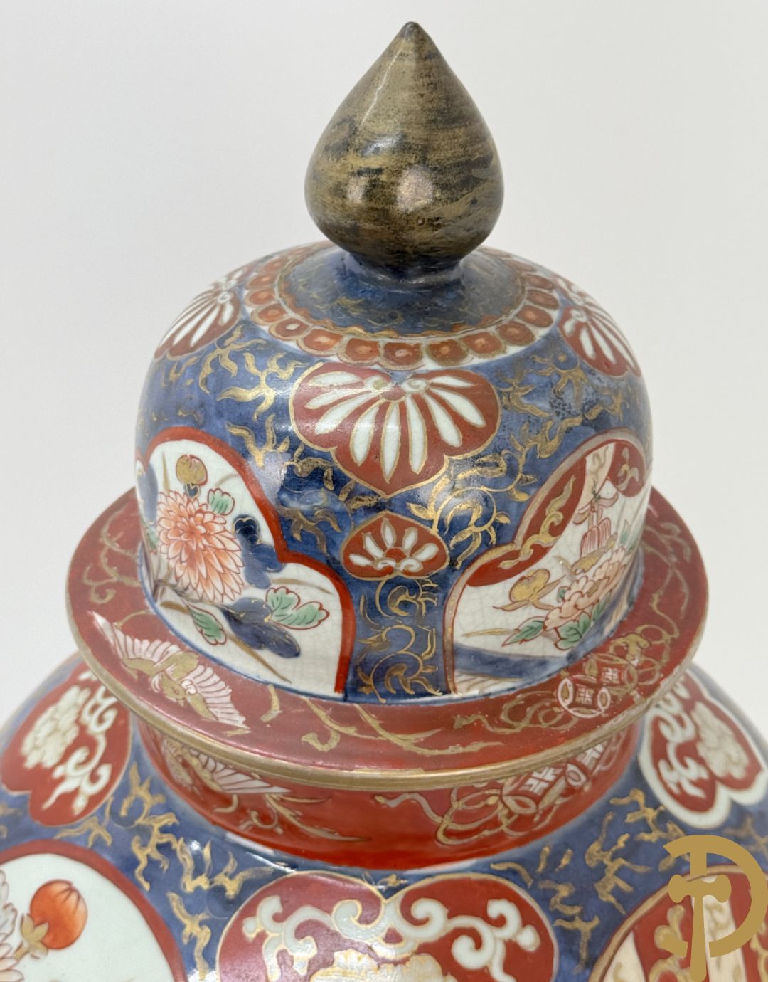 Japanse imari dekselpotiche met rood/blauw decor van bloemen in cartouches