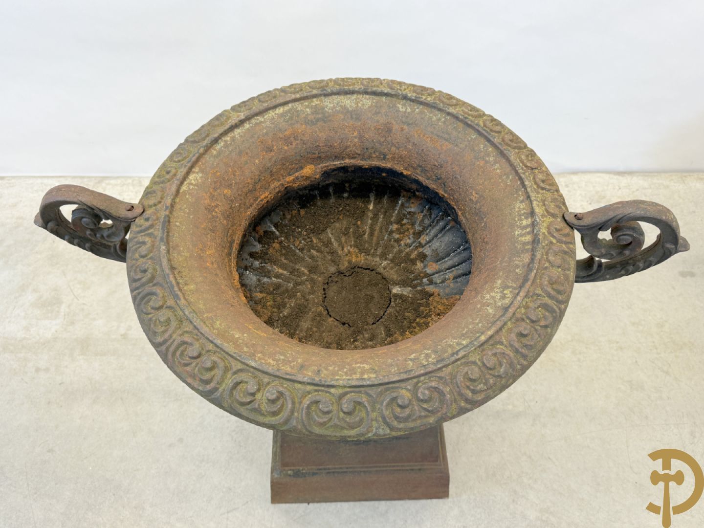 Kelkvormige amfoorvaas op gietijzeren sokkel