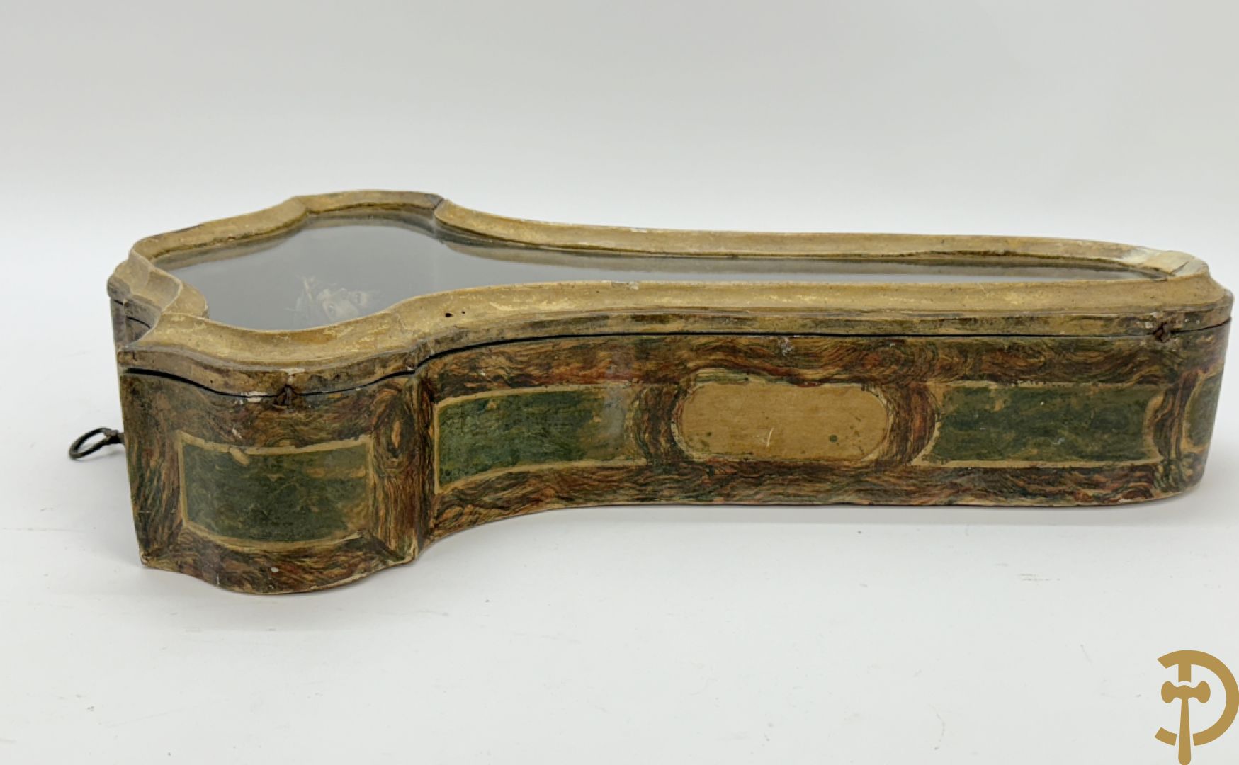 Houtgesculpteerde en gepolychromeerde Christus aan het kruis in openklapbaar gespolychromeerd kastje