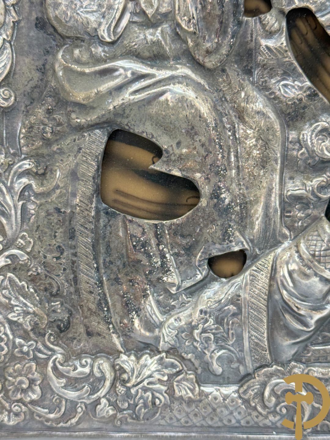 Ikoon met voorstelling van Madonna met kind en verzilverde rizza bezet met email