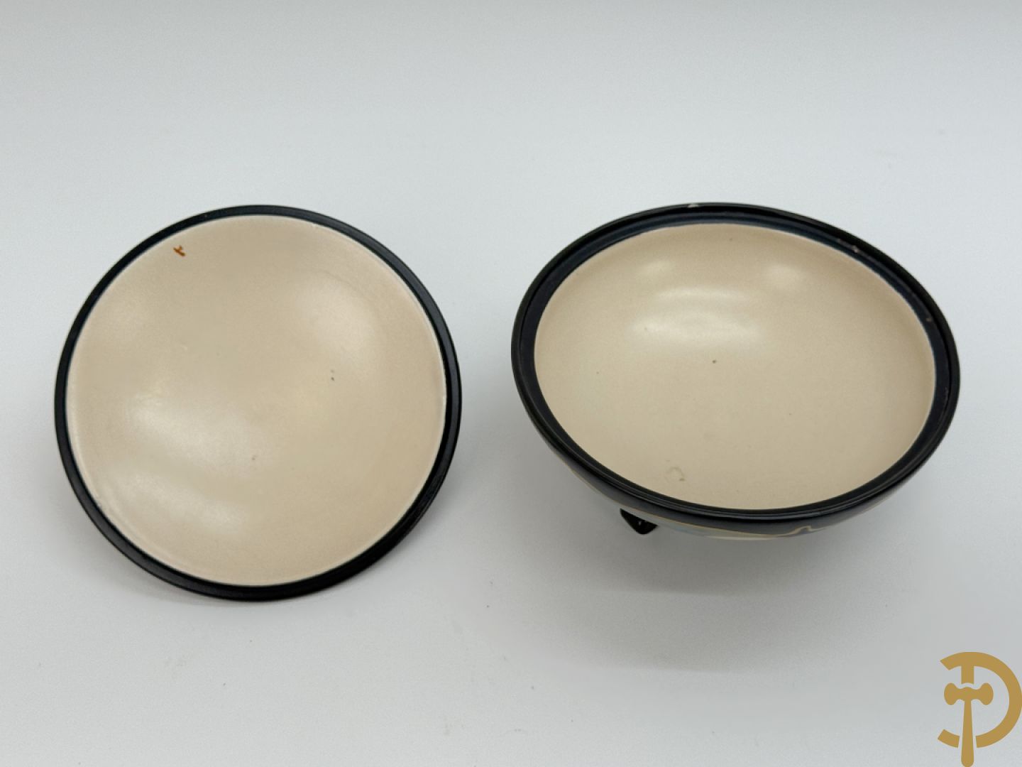 Drie borden in meerkleurige Gouda faience + kandelaar in Gouda faience + 2 vazen in Gouda + bonbonnière Gouda + vaasje Bergen