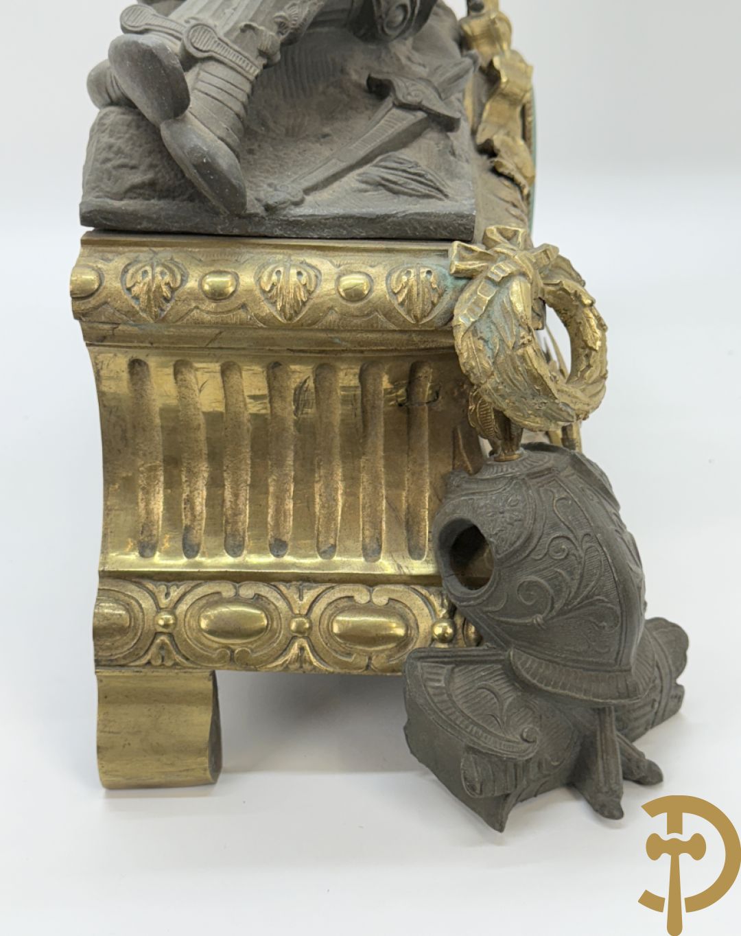 Zamak schouwstuk klok met ridder en Louis XVI motieven bezet