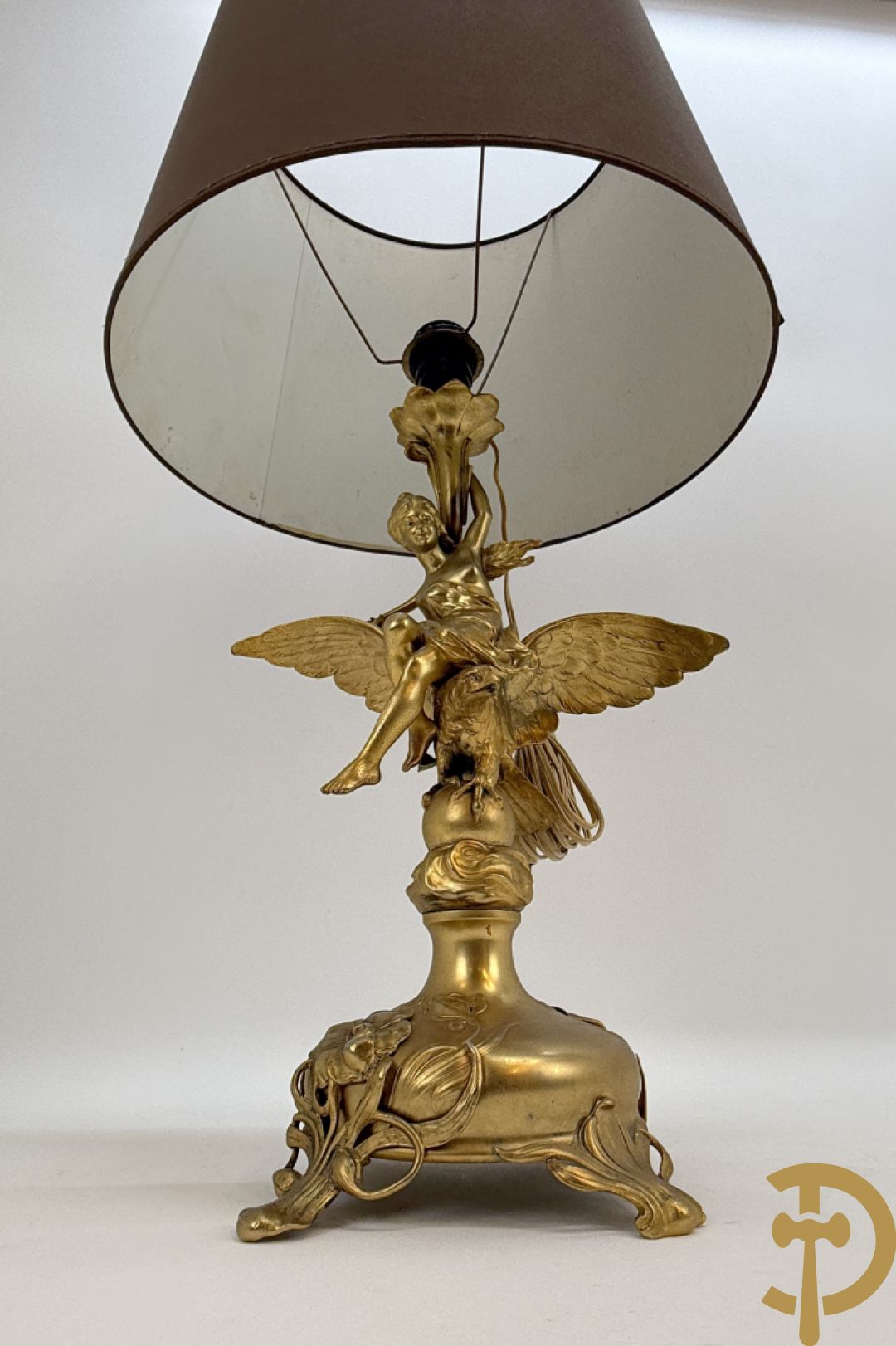 Metalen vergulde lampadaire met dame op arend