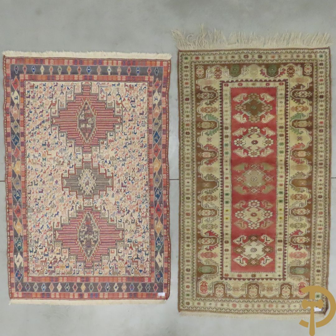 Turkse handgeknoopte Hamadan + oosters handgeknoopt tapijt met dierenmotieven