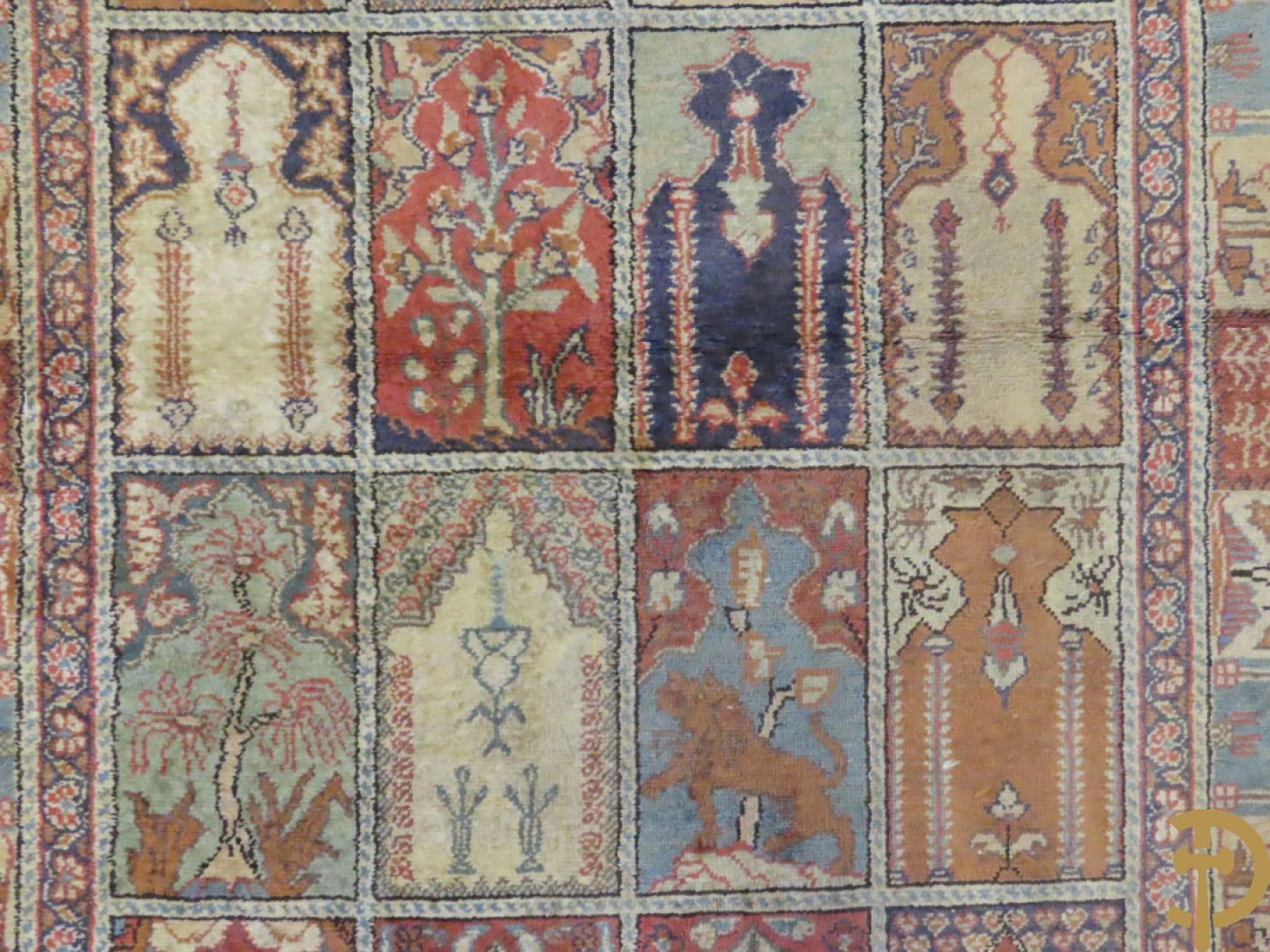 Oosters handgeknoopt tapijt met ruitvormige patronen met planten en dierenmotieven