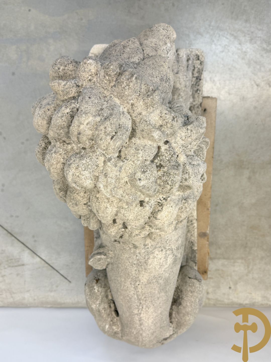 Paar betonnen tuinbeelden van leeuwen