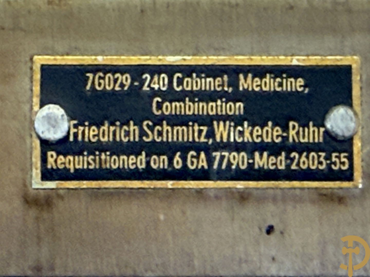 Design inox medisch kabinet, bovenaan met 2 beglaasde deuren, onderaan met deur en 3 lades, by Friedrich Schmitz, Germany