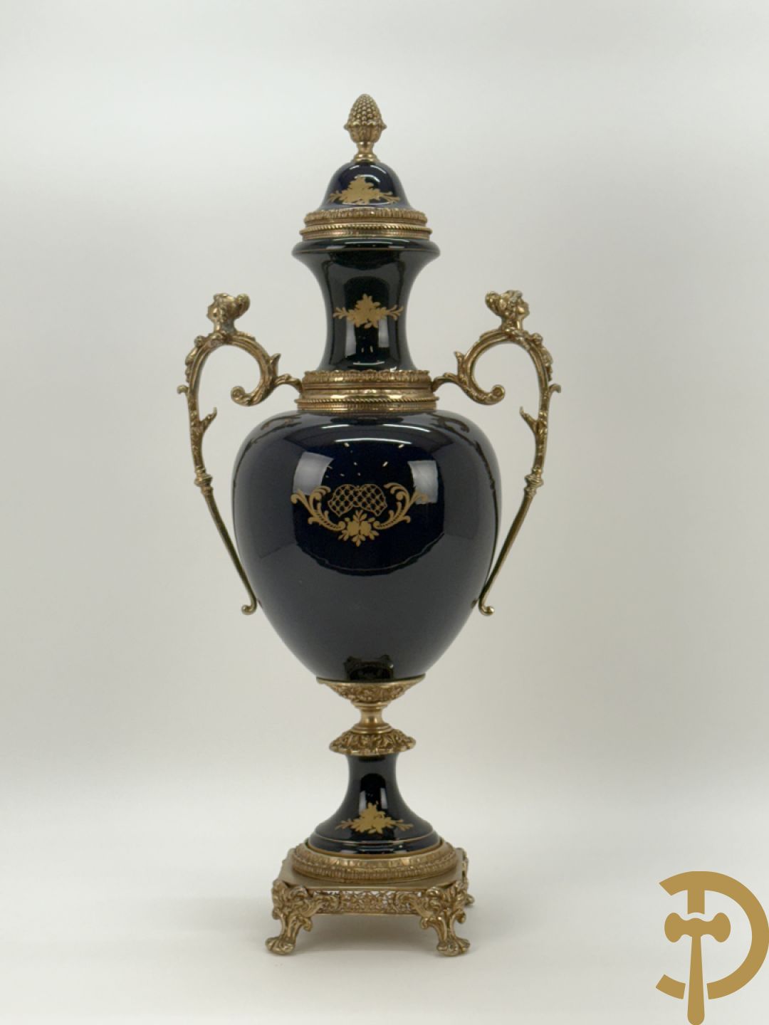 Onleesbaar getekend Sèvres stijl vaas met geanimeerd landschapsdecor en zijdelings met bronzen ornamenten bezet