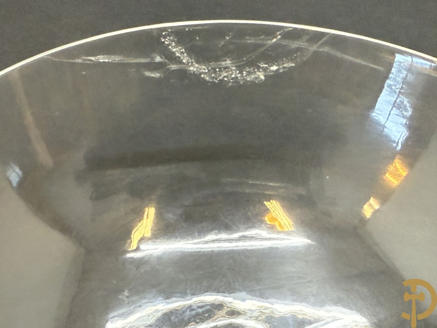 Wolf Helmut (getekend onderaan) Gepolierde schaal/bowl van doorschijnend bergkristal met rechte rand (scherfje aan voet) onder getekend WOLF H. (Steinbildhauer, Edelsteingestalter, aus Kirschweiler, Idar-Oberstein),