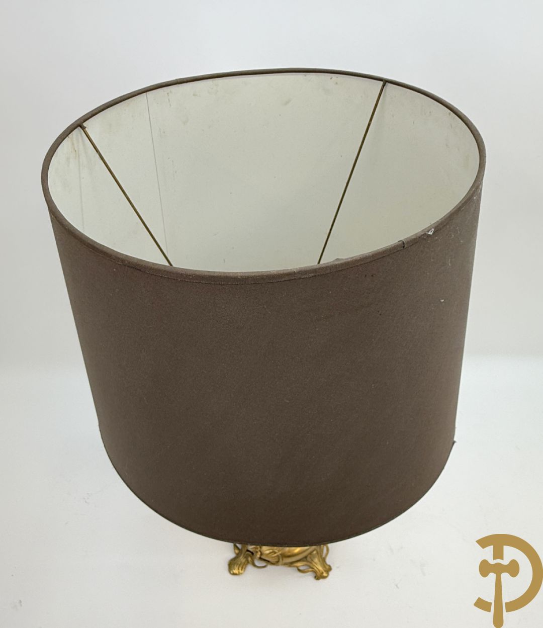 Metalen vergulde lampadaire met dame op arend