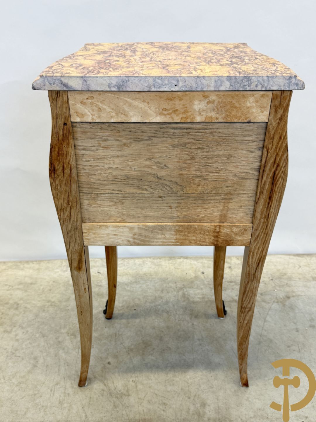 Paar notelaren bijzetkastjes met 2 lades en bezet met bronsbeslag, bovenaan met marmeren blad, op voluutvormige poten