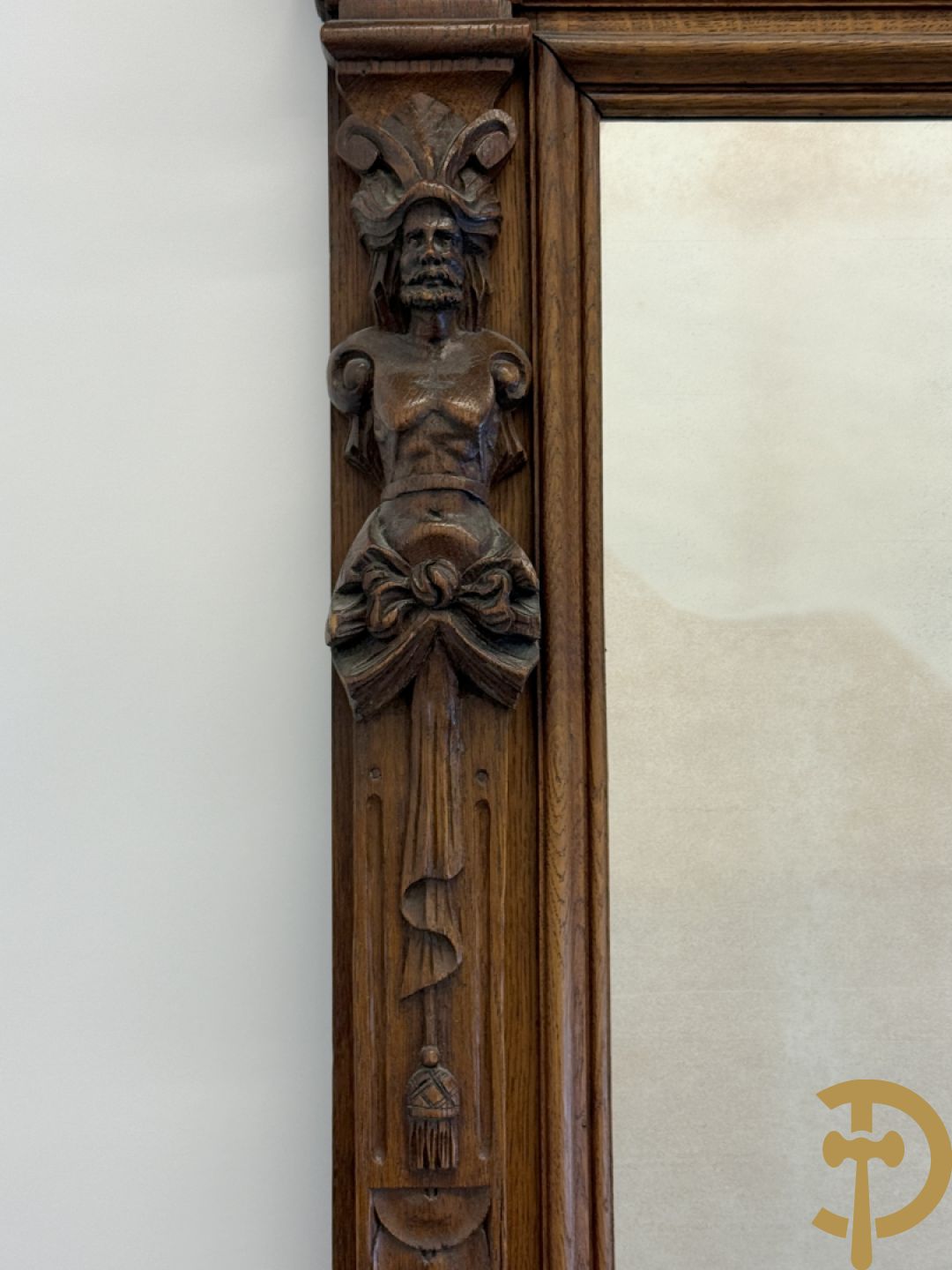 Massief eiken spiegel met knorrenlijst, hermen en Neo Renaissance sculptuur